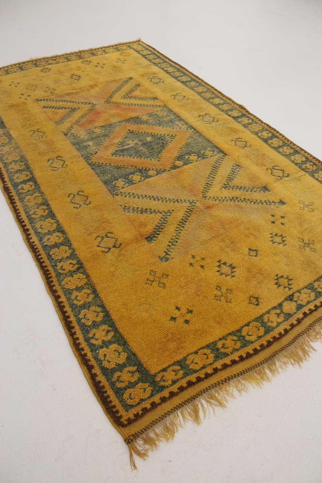 Vintage Moroccan Taznakht rug - Yellow/blue - 4.3x7.6feet / 134x234cm For Sale 3