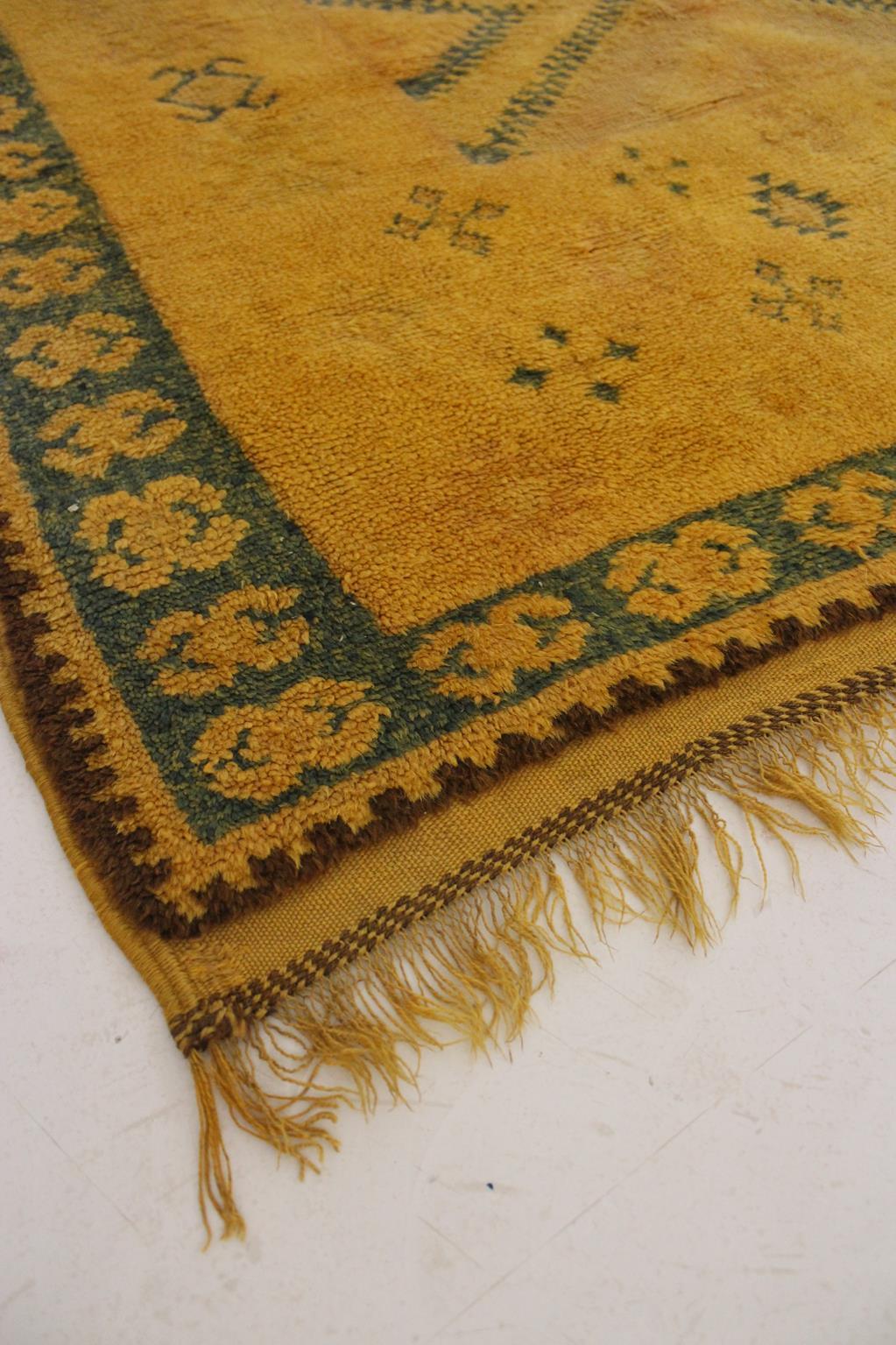 Vintage Moroccan Taznakht rug - Yellow/blue - 4.3x7.6feet / 134x234cm For Sale 4