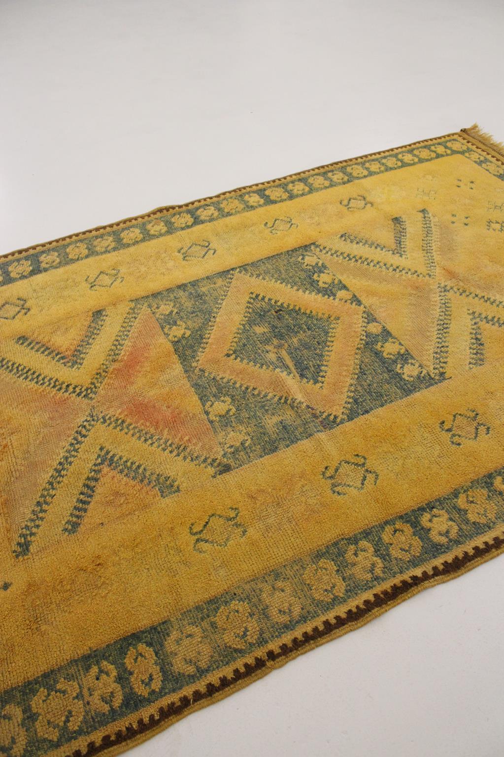 Vintage Moroccan Taznakht rug - Yellow/blue - 4.3x7.6feet / 134x234cm For Sale 6