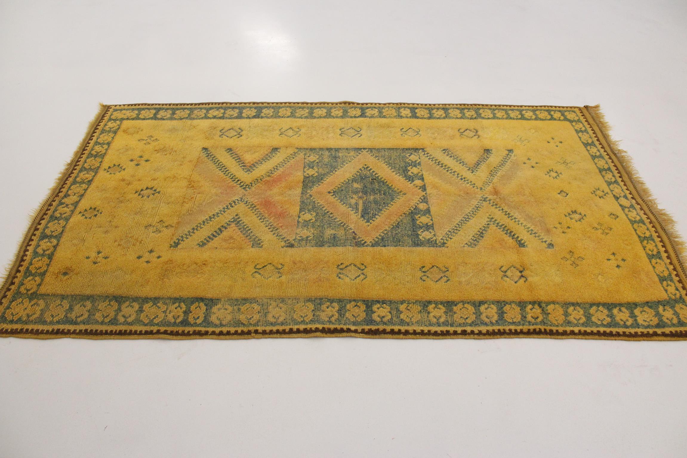 Tribal Vintage Moroccan Taznakht rug - Yellow/blue - 4.3x7.6feet / 134x234cm For Sale