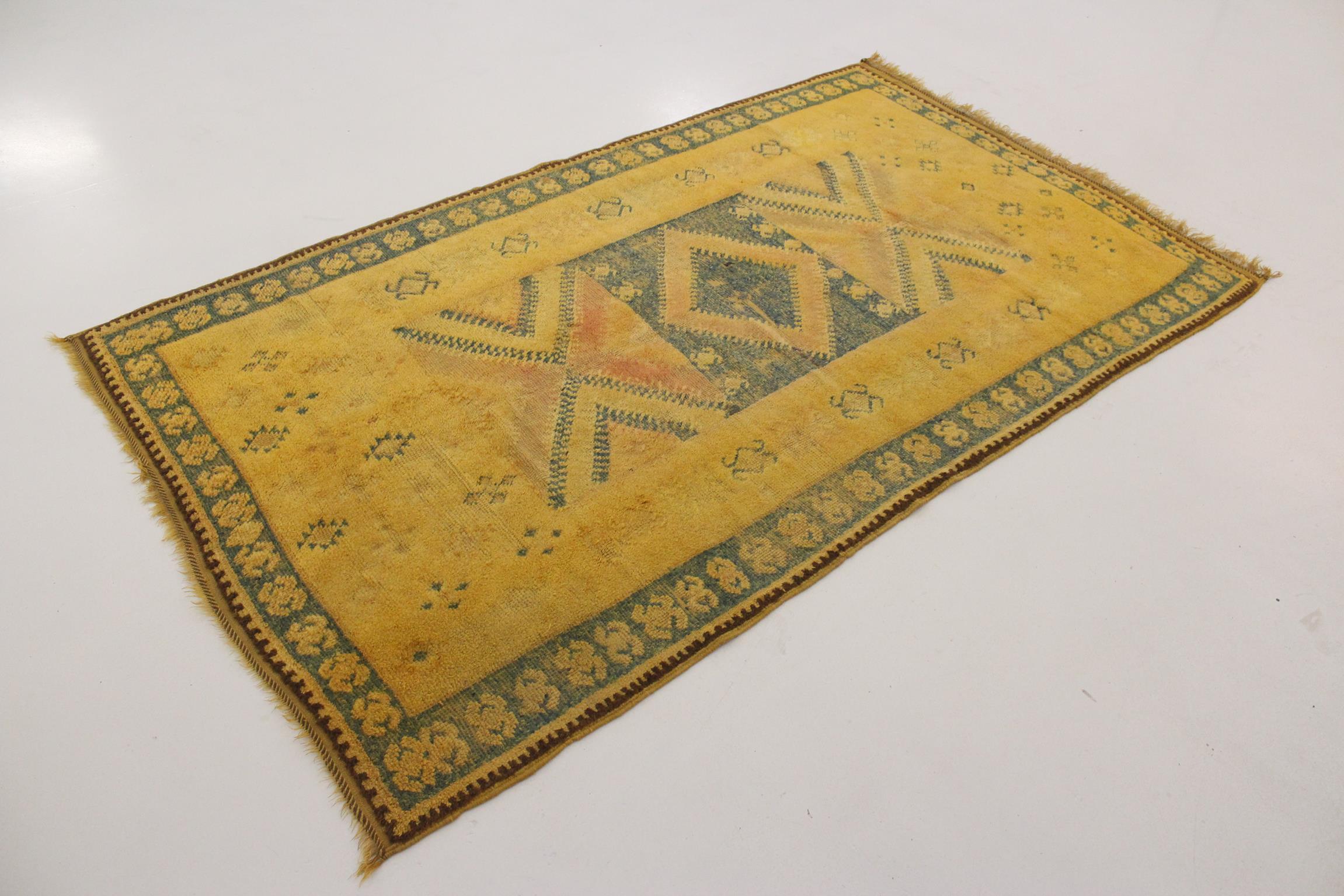 Hand-Woven Vintage Moroccan Taznakht rug - Yellow/blue - 4.3x7.6feet / 134x234cm For Sale