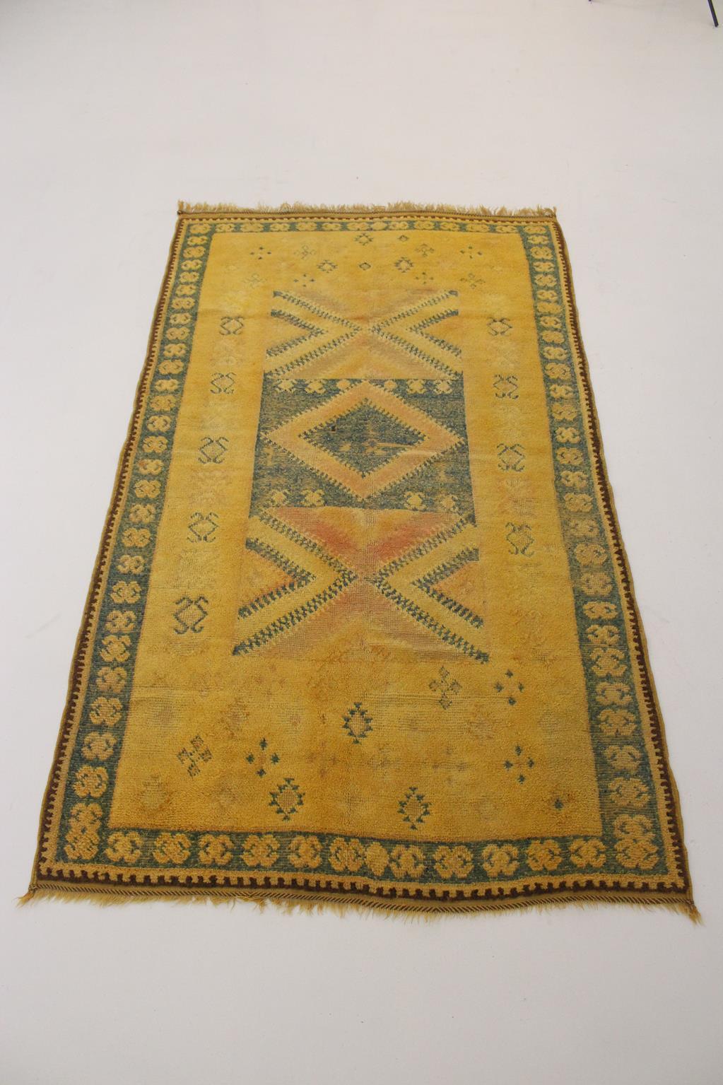 Vintage Moroccan Taznakht rug - Yellow/blue - 4.3x7.6feet / 134x234cm In Good Condition For Sale In Marrakech, MA