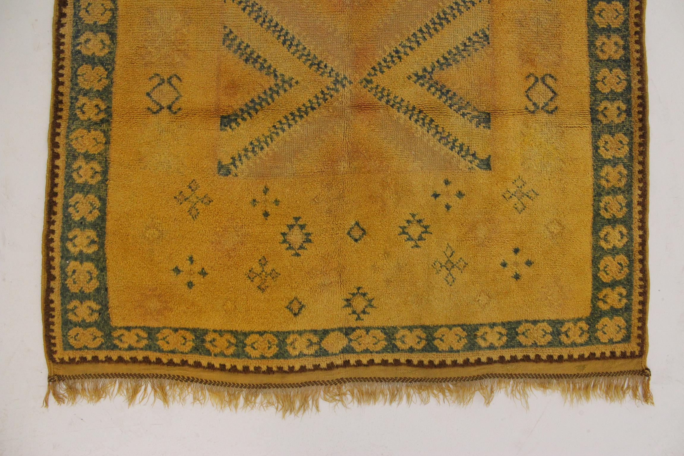 Wool Vintage Moroccan Taznakht rug - Yellow/blue - 4.3x7.6feet / 134x234cm For Sale