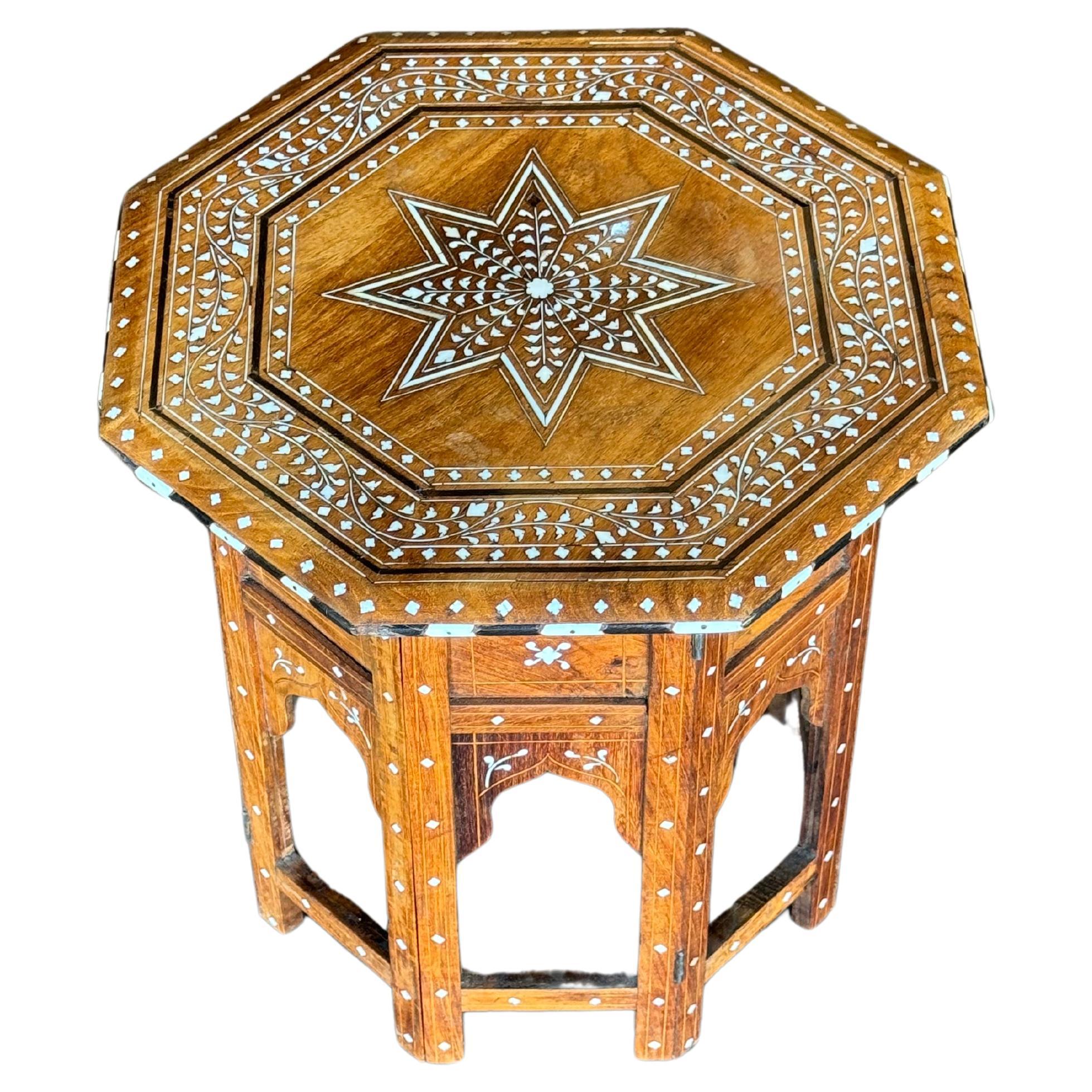Sculpté à la main Table à thé marocaine vintage en vente