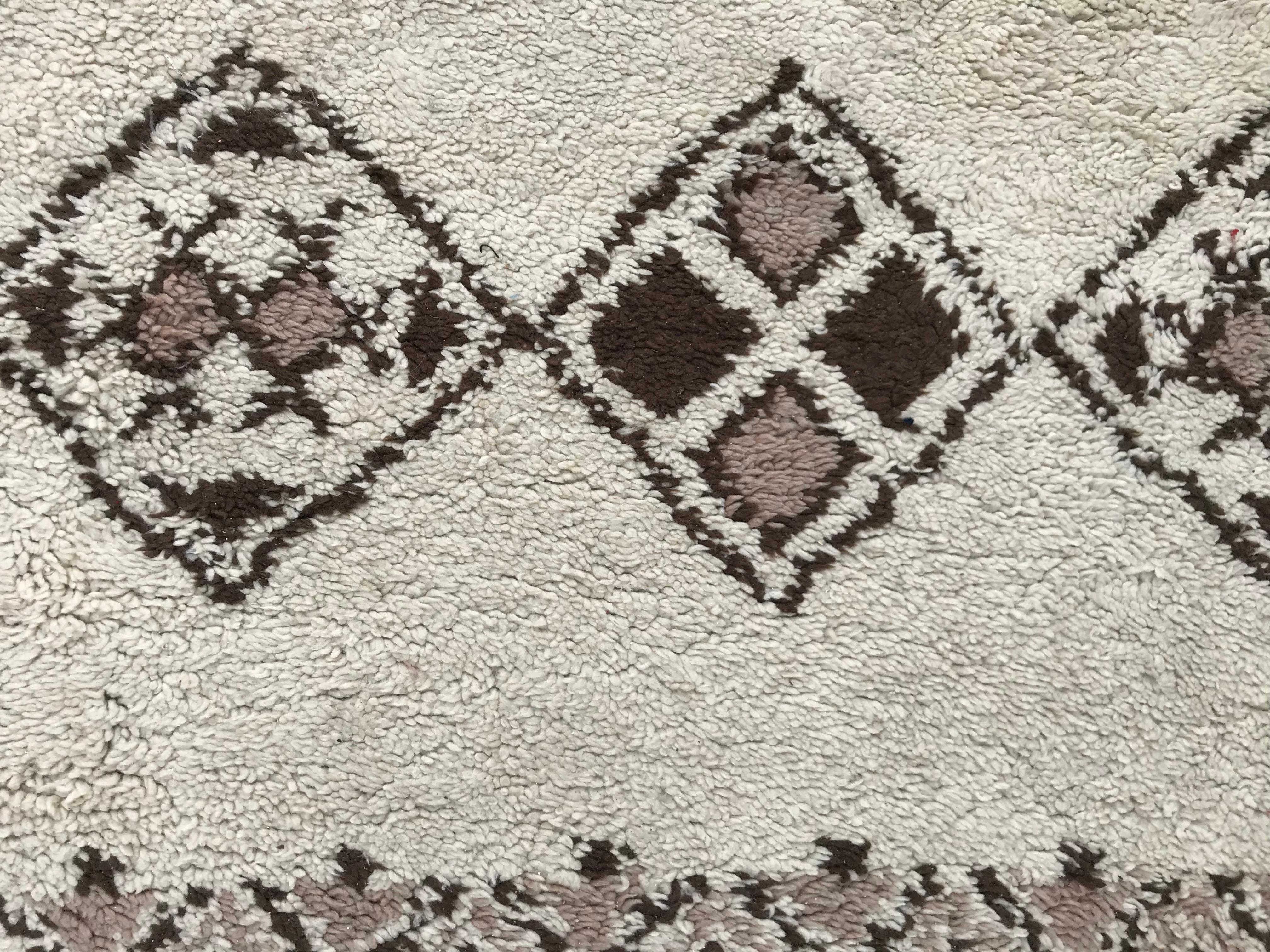 Marokkanischer Berbere Bni Ouarain-Teppich mit Stammesmotiven im Angebot 3