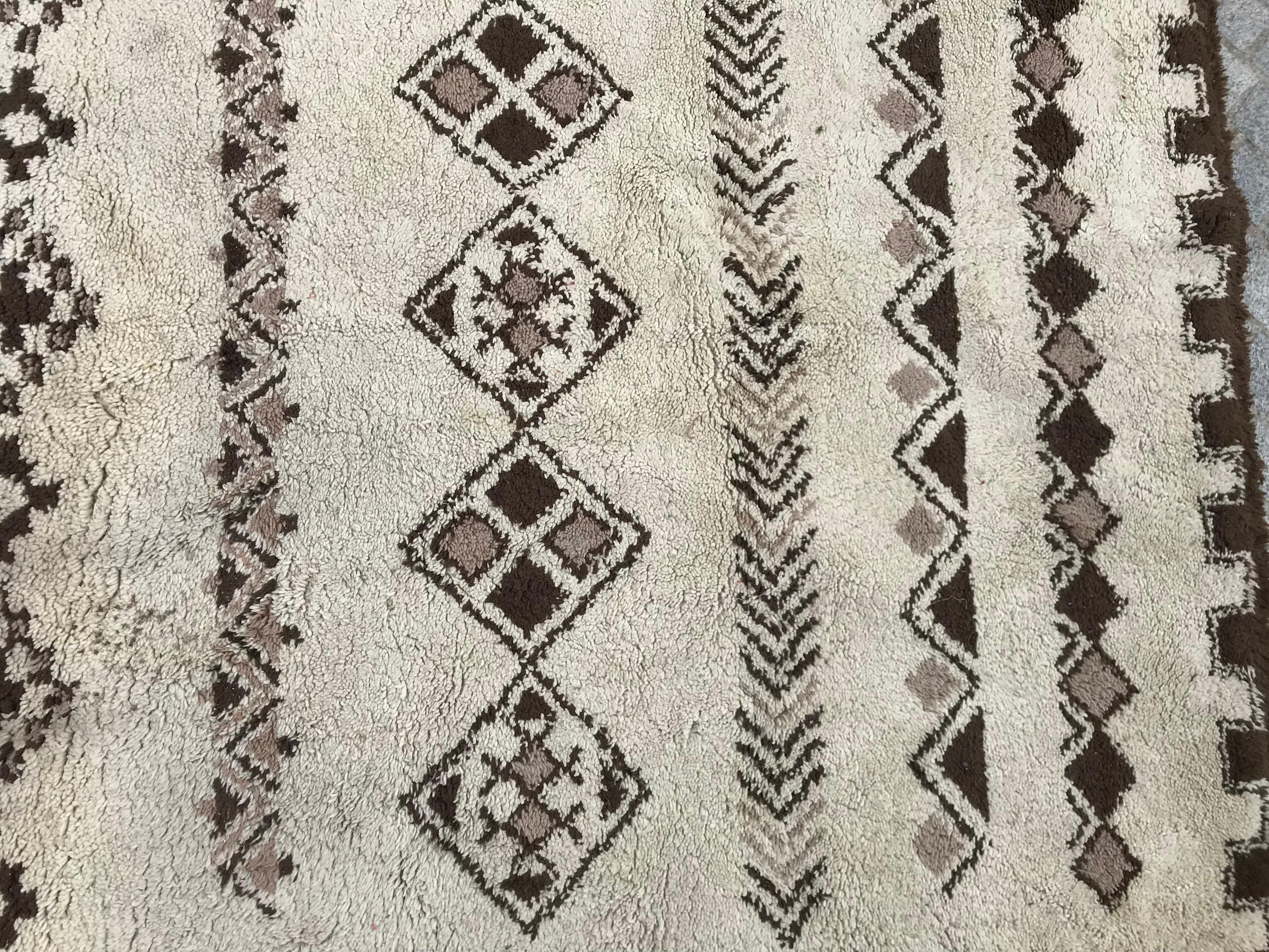 A beautiful Beni Ouarain Moroccan rug with a tribal design and light colors, mid-20th century, entirely hand knotted with wool velvet on cotton foundation. Good conditions.