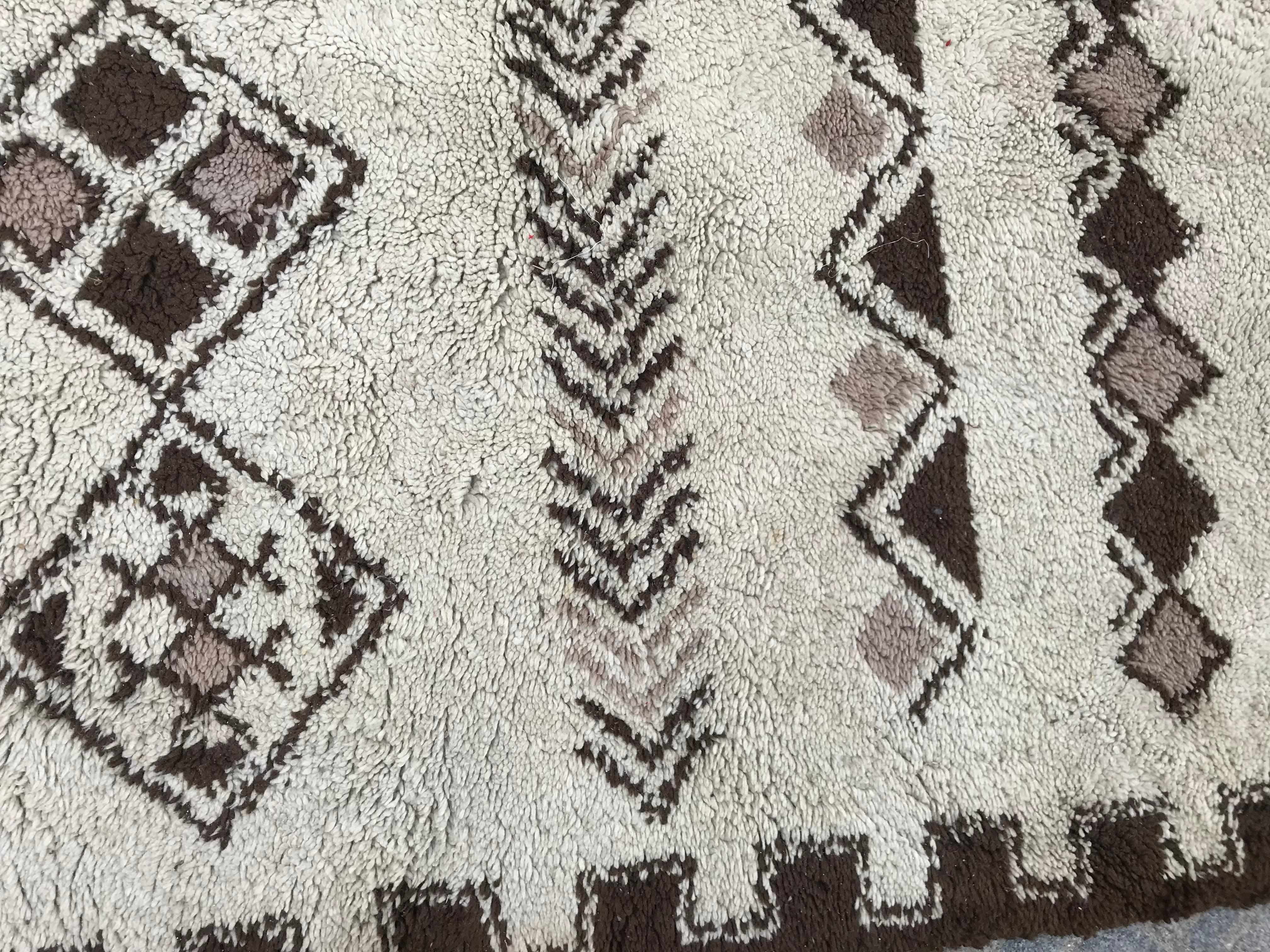 Hand-Knotted Vintage Moroccan Tribal Berbere Béni Ouarain Rug For Sale