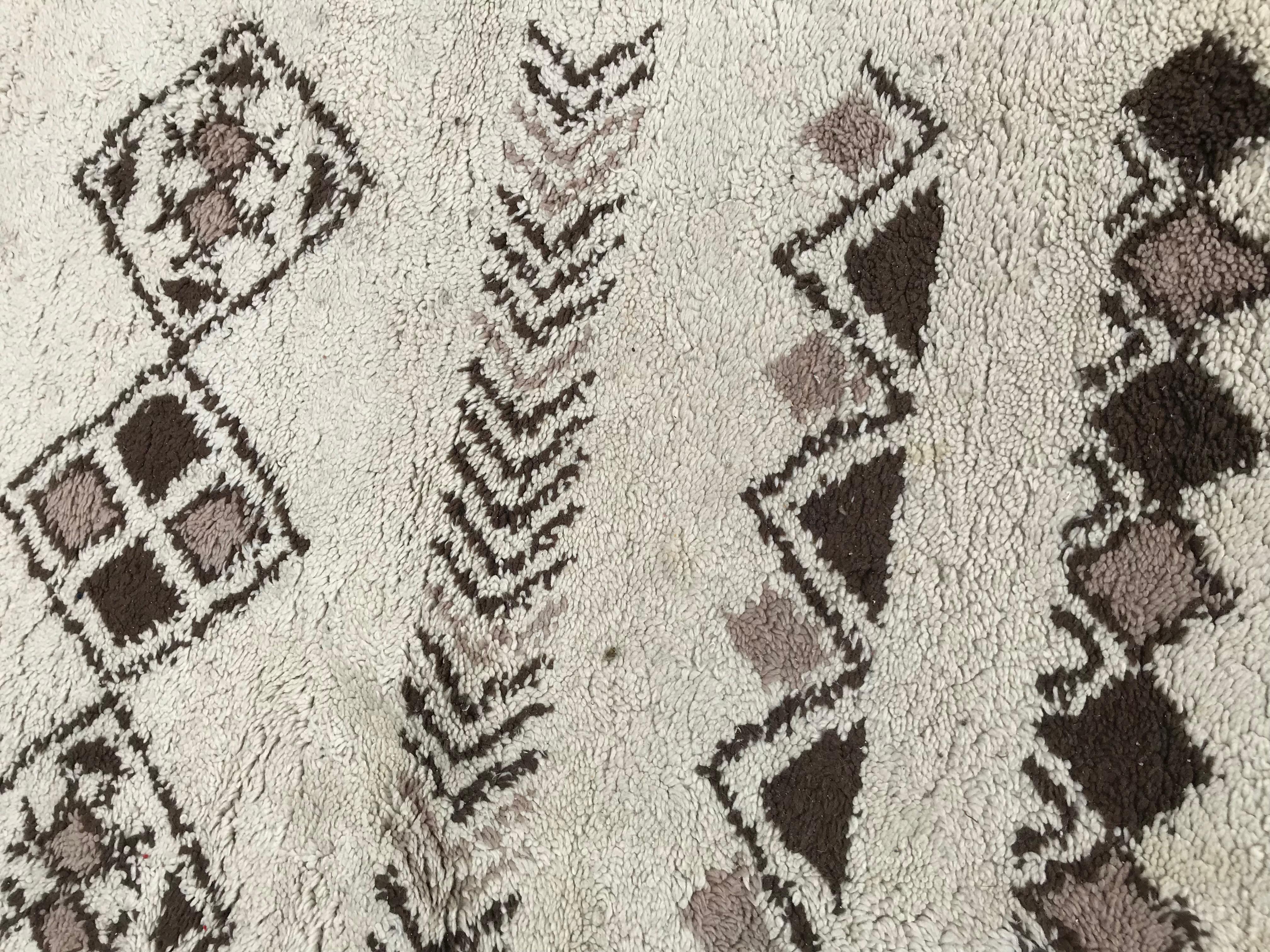 Marokkanischer Berbere Bni Ouarain-Teppich mit Stammesmotiven (Handgeknüpft) im Angebot