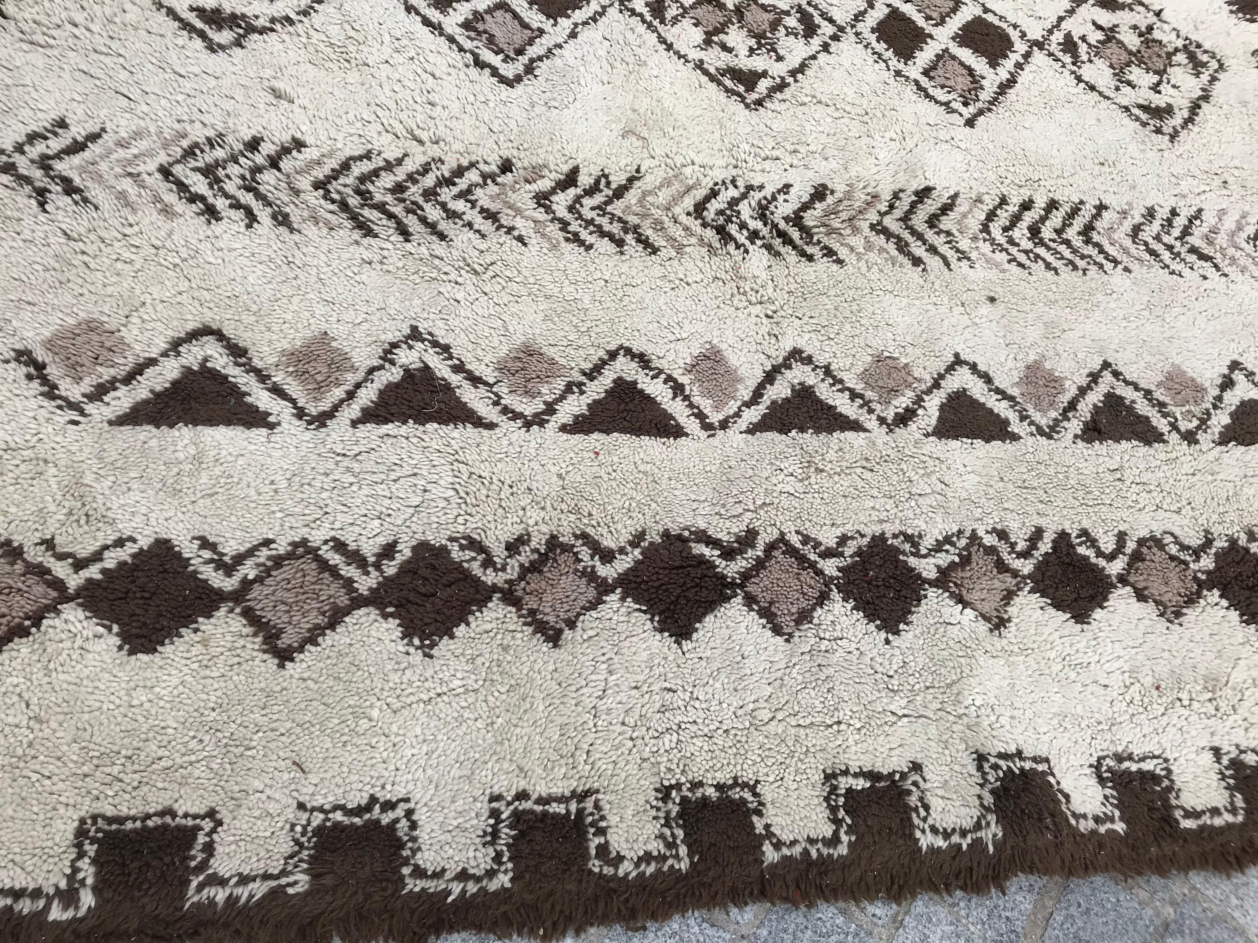 Marokkanischer Berbere Bni Ouarain-Teppich mit Stammesmotiven im Zustand „Gut“ im Angebot in Saint Ouen, FR