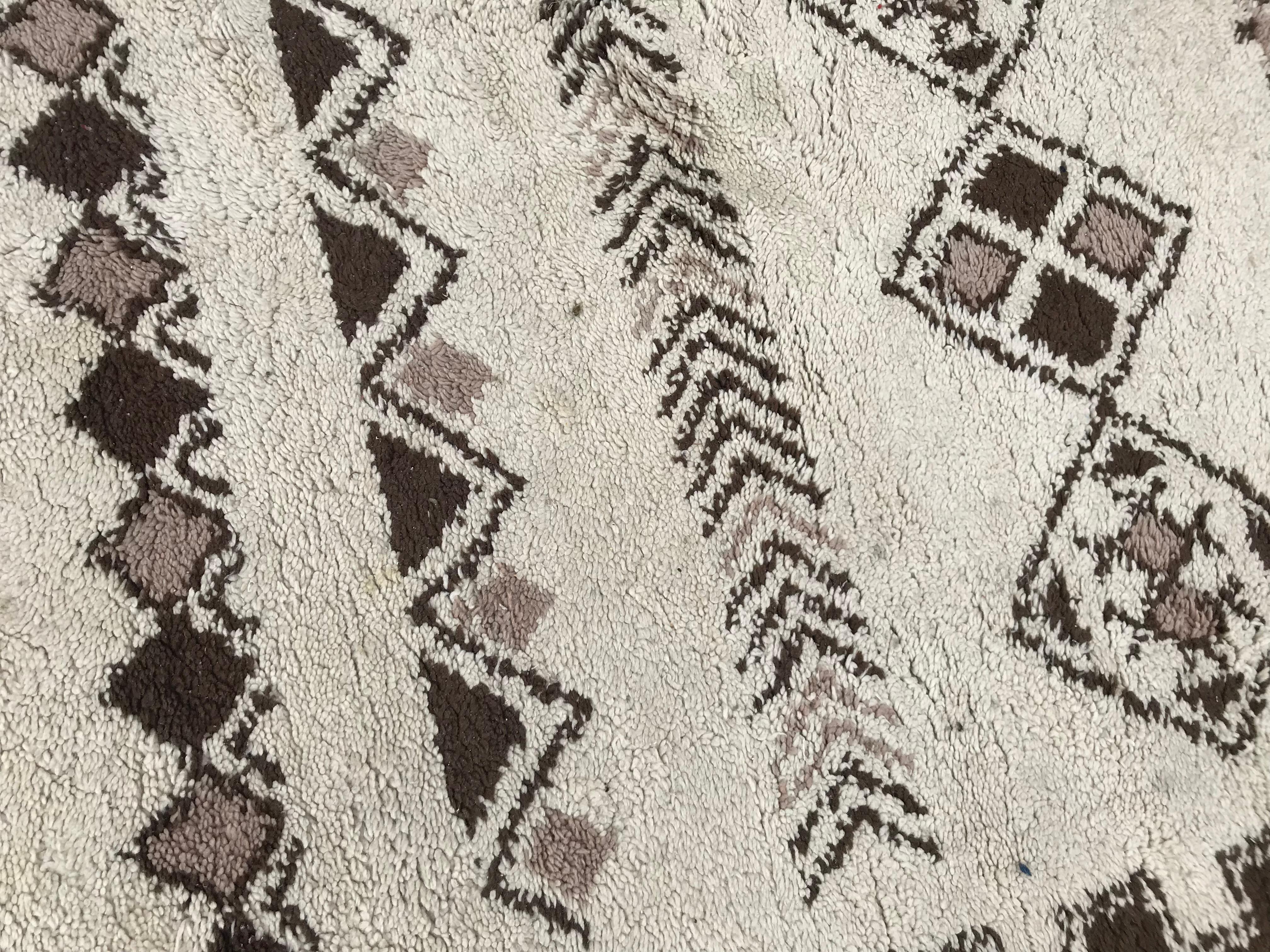 Marokkanischer Berbere Bni Ouarain-Teppich mit Stammesmotiven (20. Jahrhundert) im Angebot