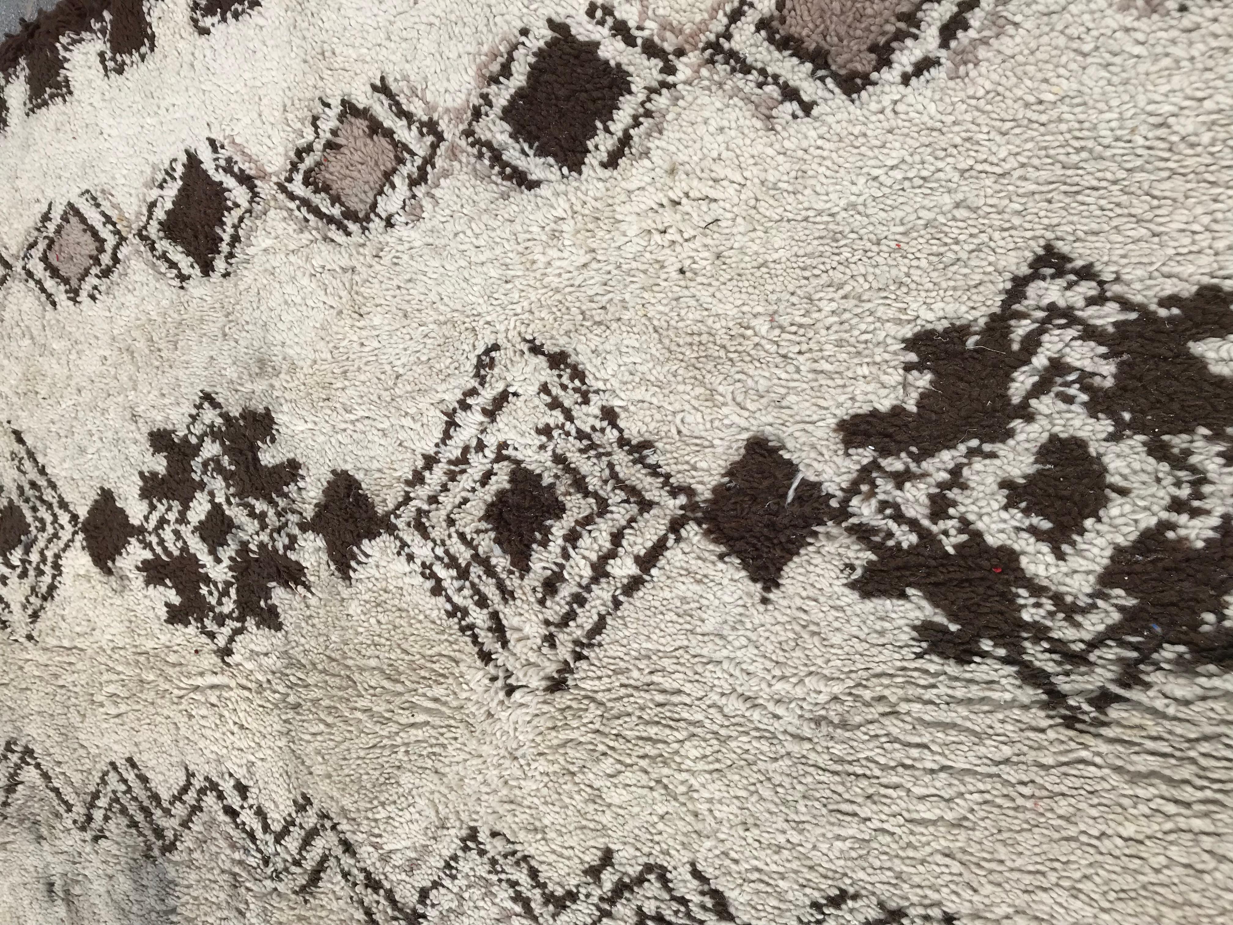 Marokkanischer Berbere Bni Ouarain-Teppich mit Stammesmotiven (Wolle) im Angebot