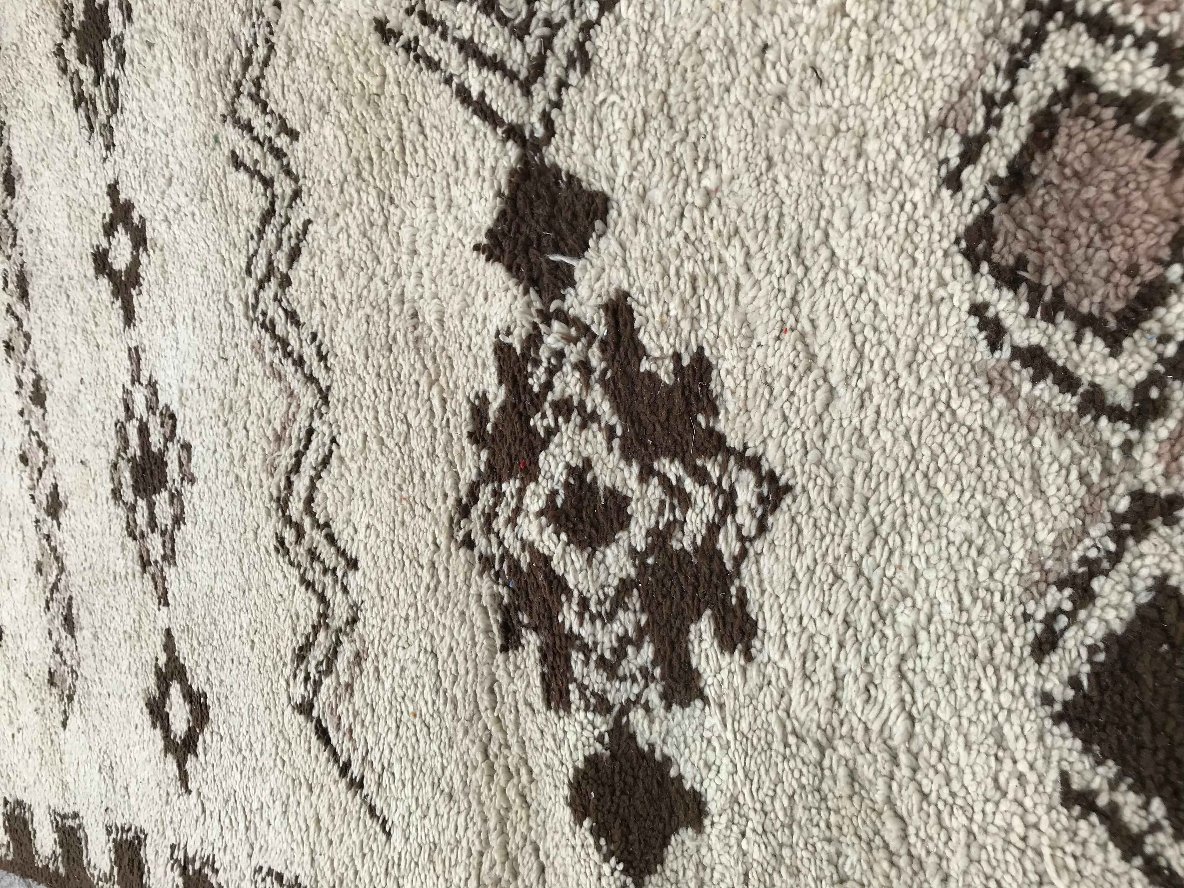 Marokkanischer Berbere Bni Ouarain-Teppich mit Stammesmotiven im Angebot 1