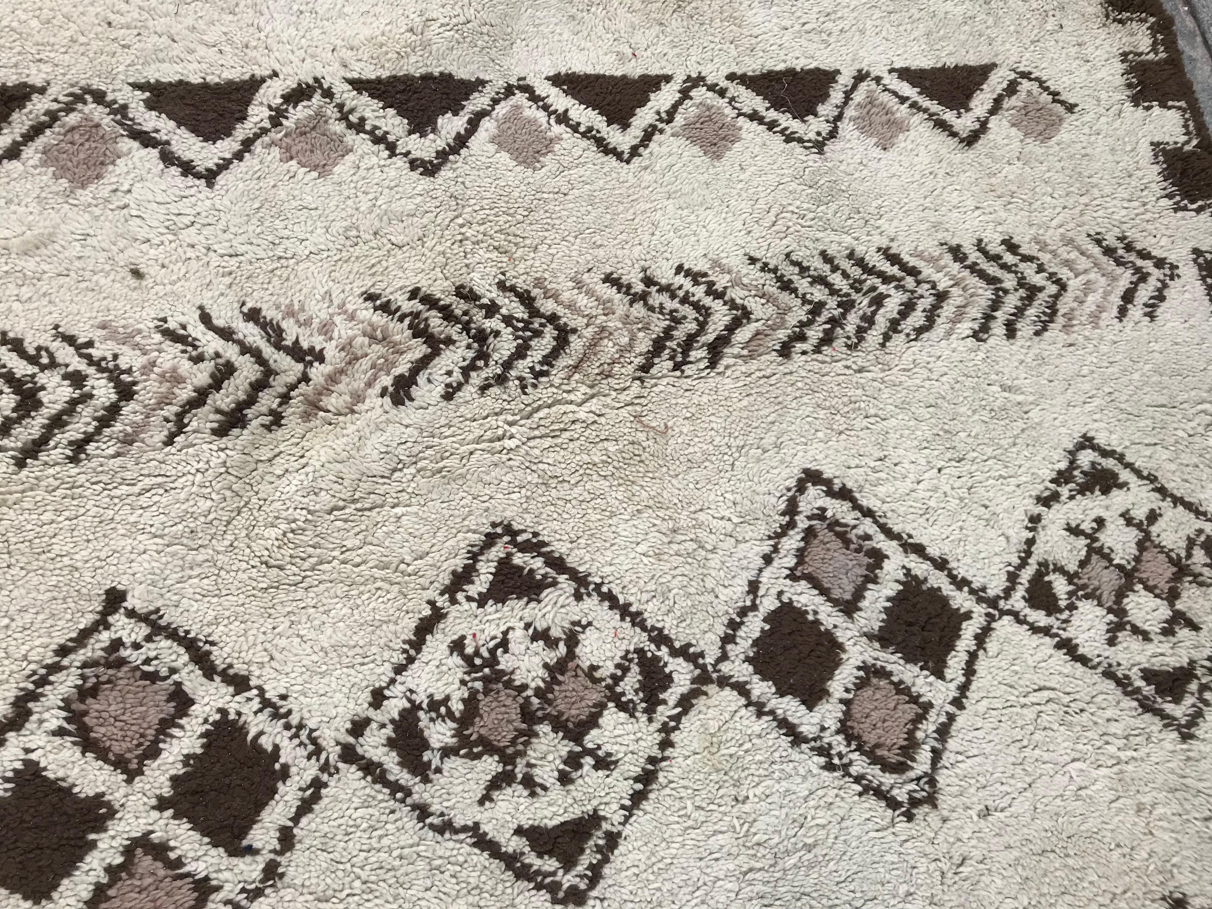 Marokkanischer Berbere Bni Ouarain-Teppich mit Stammesmotiven im Angebot 2