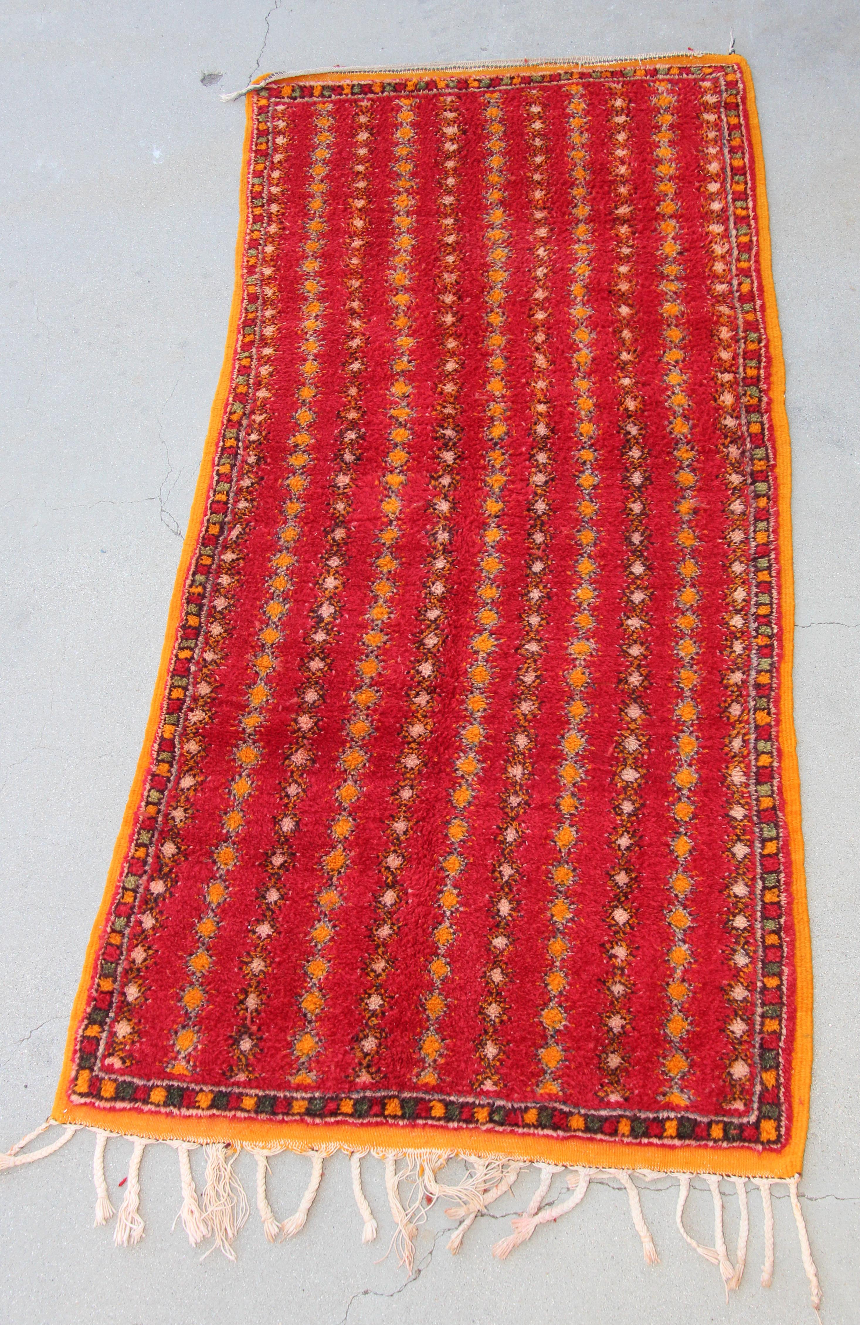 Marokkanischer Vintage-Stammesteppich, handgewebt von marokkanischen Berberfrauen aus Bio-Lammwolle und Bio-Farbe.
Nordafrikanischer marokkanischer Stammesläufer mit niedrigem Flor aus handgewebter Wolle, handgeknüpft von den Berberstämmen Marokkos