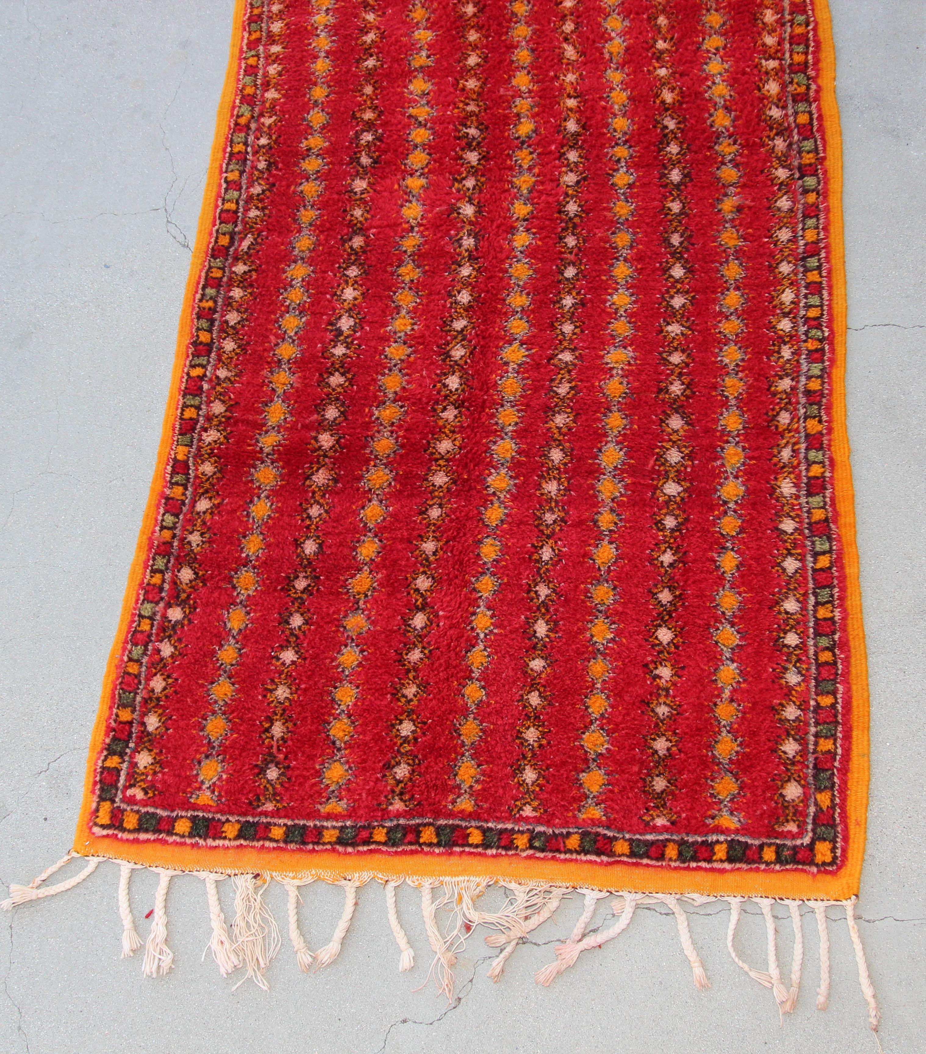 Marokkanischer Stammeskunst-Teppich im Vintage-Stil, um 1980 (Volkskunst) im Angebot