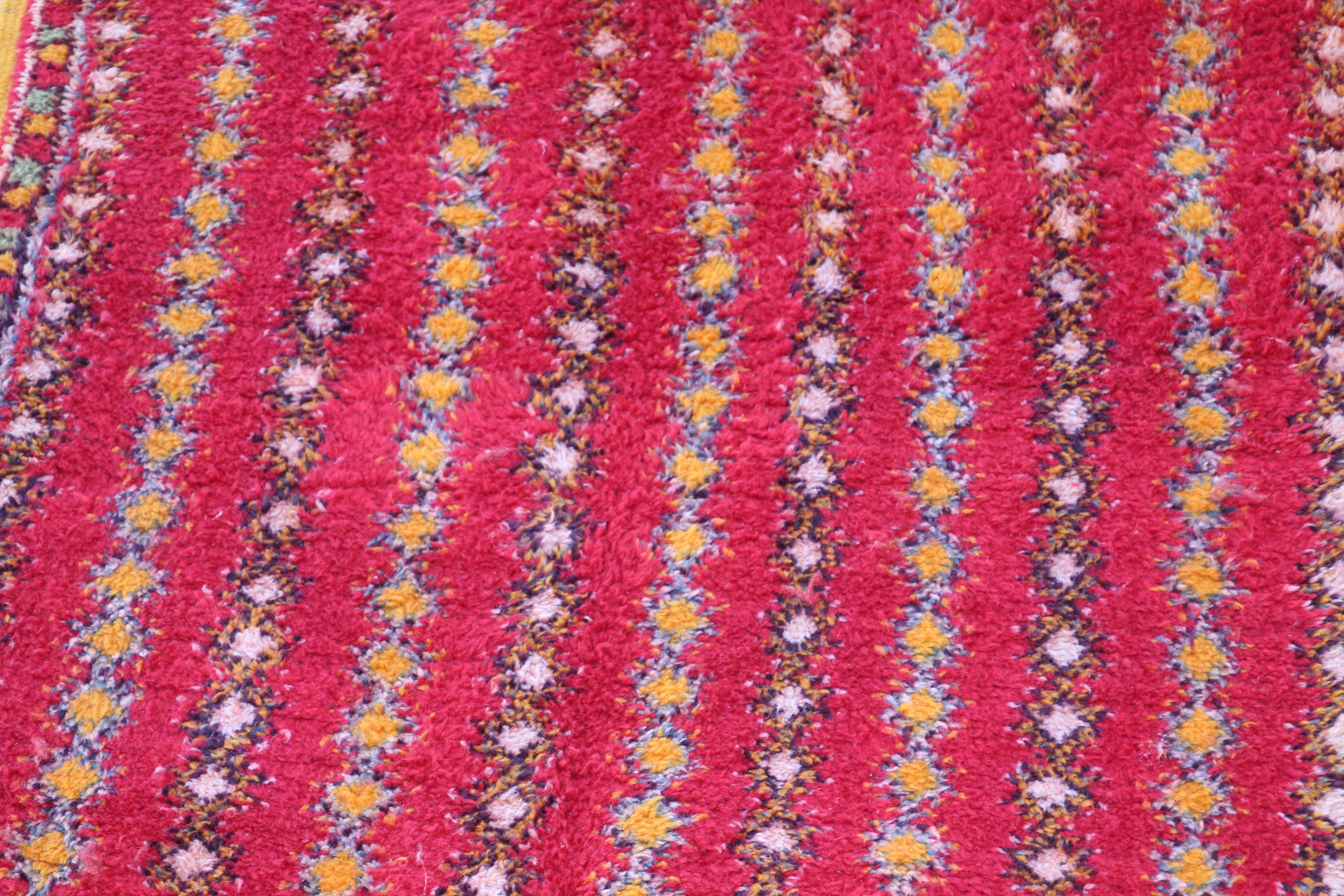 Marokkanischer Stammeskunst-Teppich im Vintage-Stil, um 1980 im Zustand „Gut“ im Angebot in North Hollywood, CA