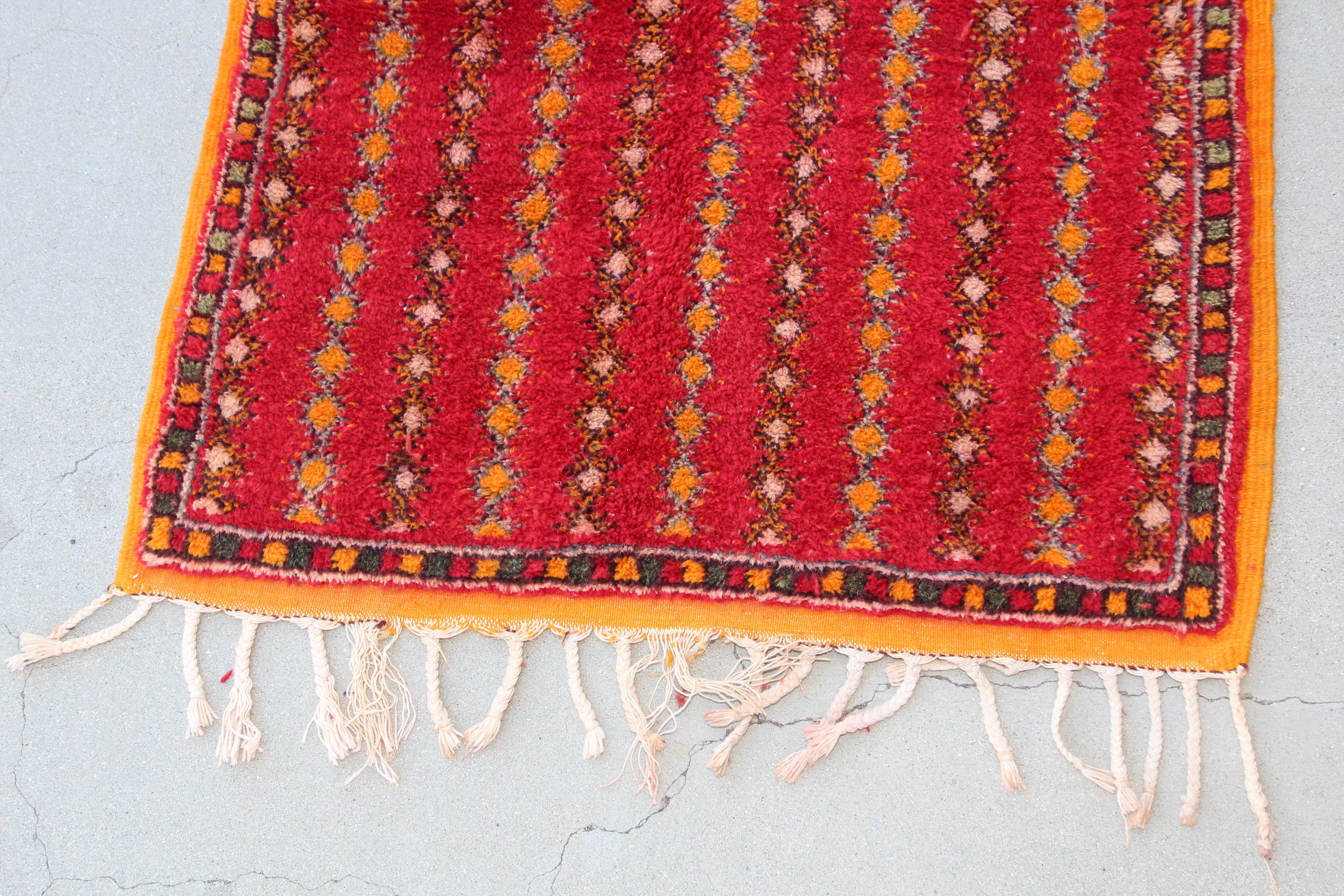 Marokkanischer Stammeskunst-Teppich im Vintage-Stil, um 1980 (20. Jahrhundert) im Angebot