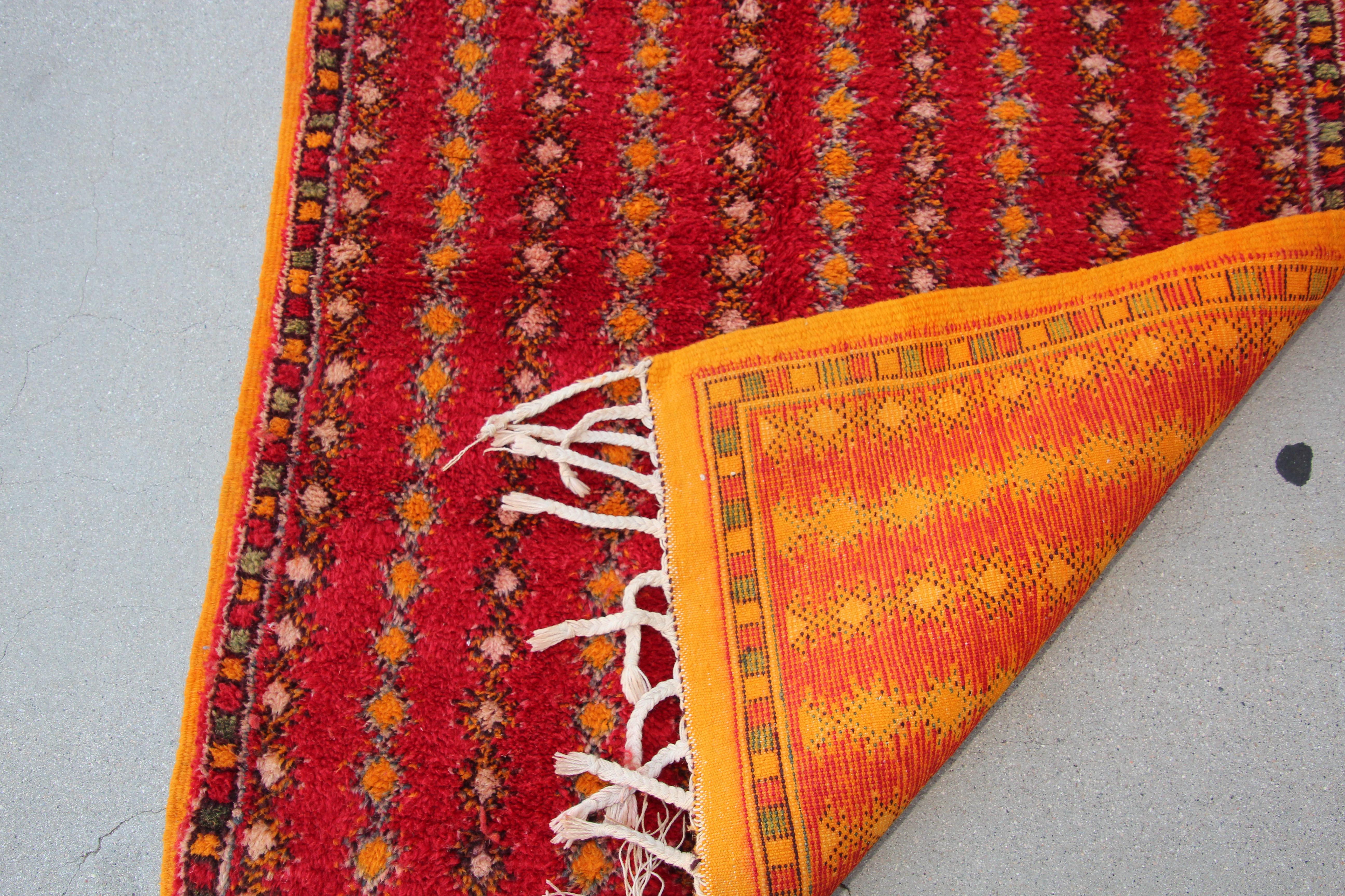 Marokkanischer Stammeskunst-Teppich im Vintage-Stil, um 1980 (Wolle) im Angebot