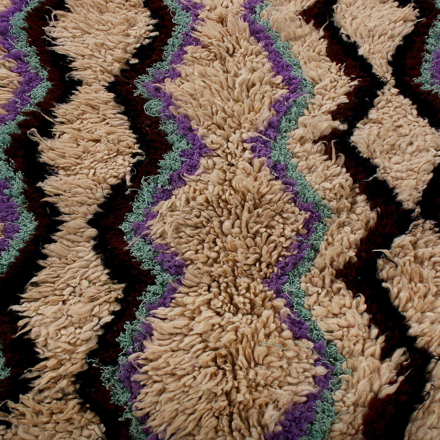 Geometrischer Wollteppich mit hohem Flor in Beige, Braun und Blau von Rug & Kilim, Stammeskunst (Marokkanisch) im Angebot