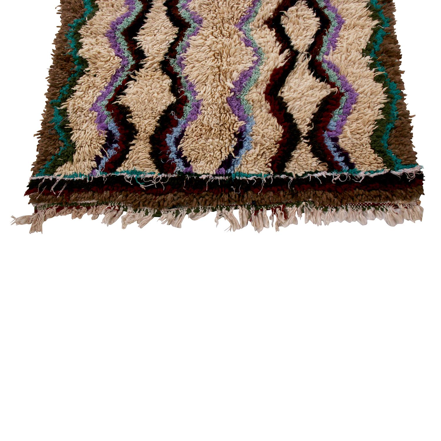 Geometrischer Wollteppich mit hohem Flor in Beige, Braun und Blau von Rug & Kilim, Stammeskunst (Handgeknüpft) im Angebot