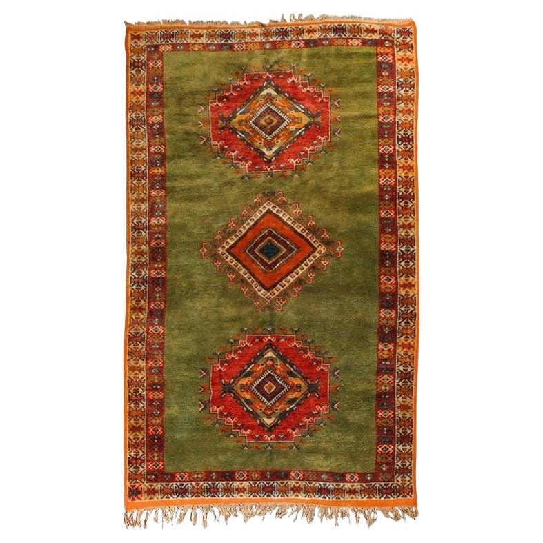 Tapis marocain vintage vert et orange à motifs tribaux
