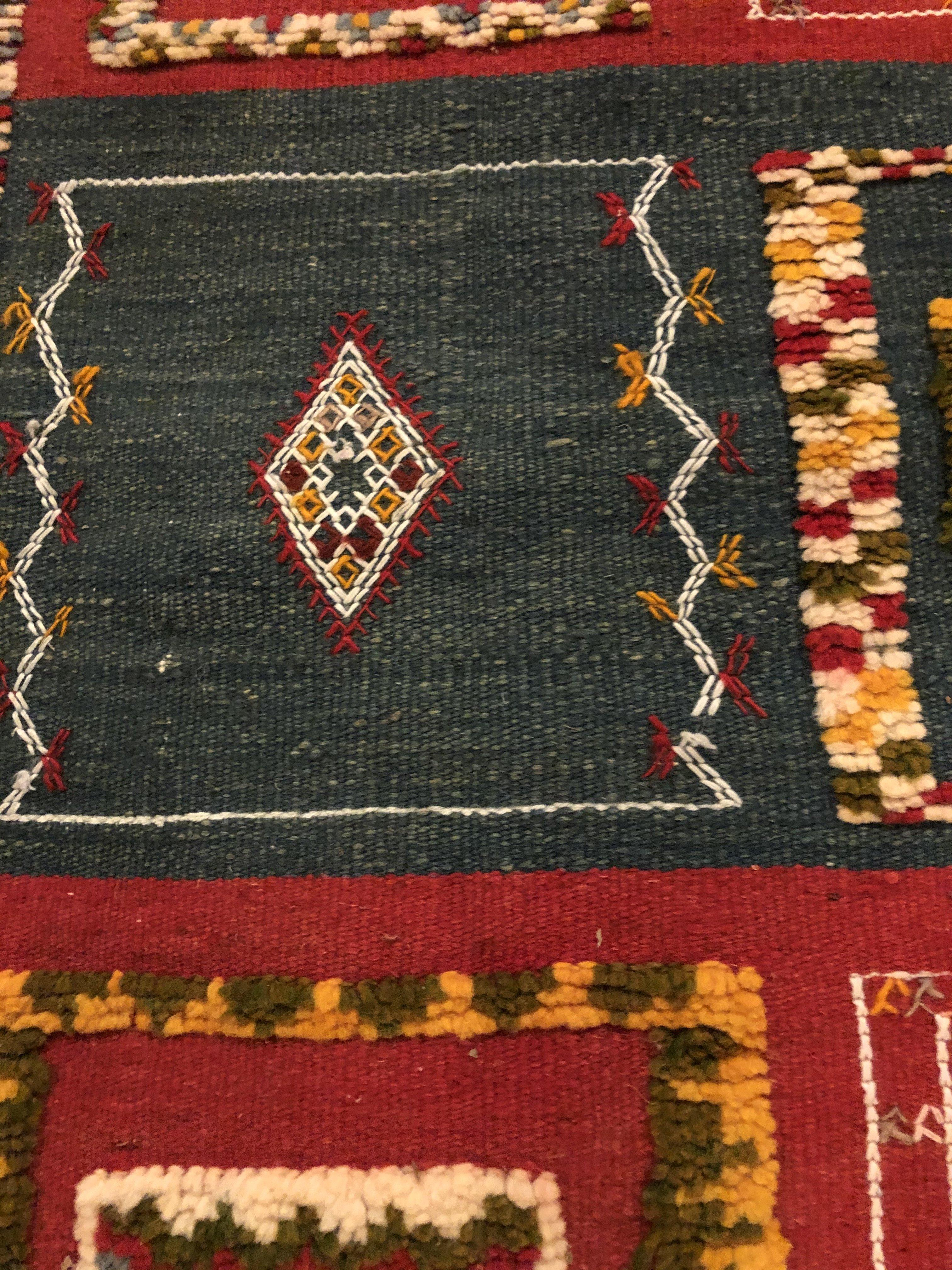 Marokkanischer handgefertigter blauer und roter Vintage-Teppich oder Teppich aus Wolle, Stammeskunst (Handgewebt) im Angebot