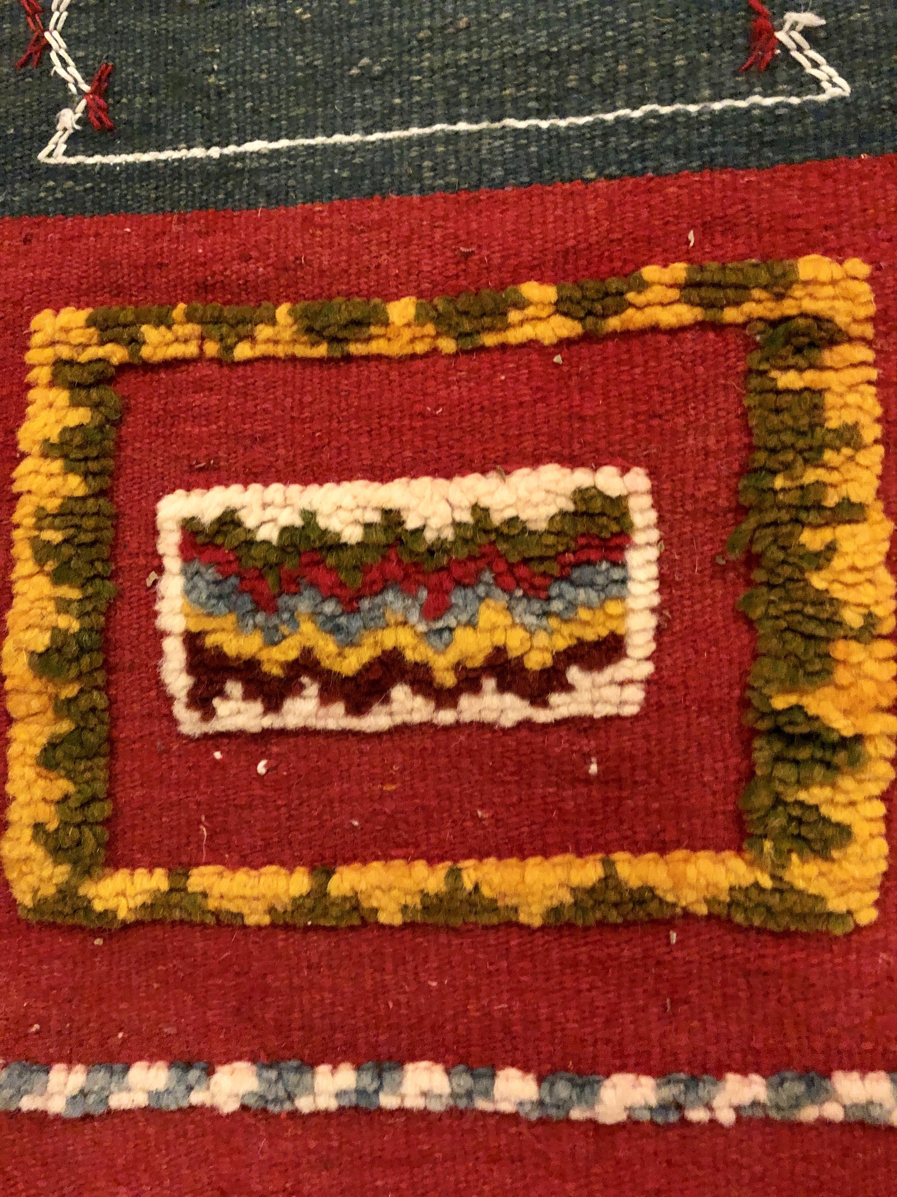 Marokkanischer handgefertigter blauer und roter Vintage-Teppich oder Teppich aus Wolle, Stammeskunst im Zustand „Gut“ im Angebot in Plainview, NY