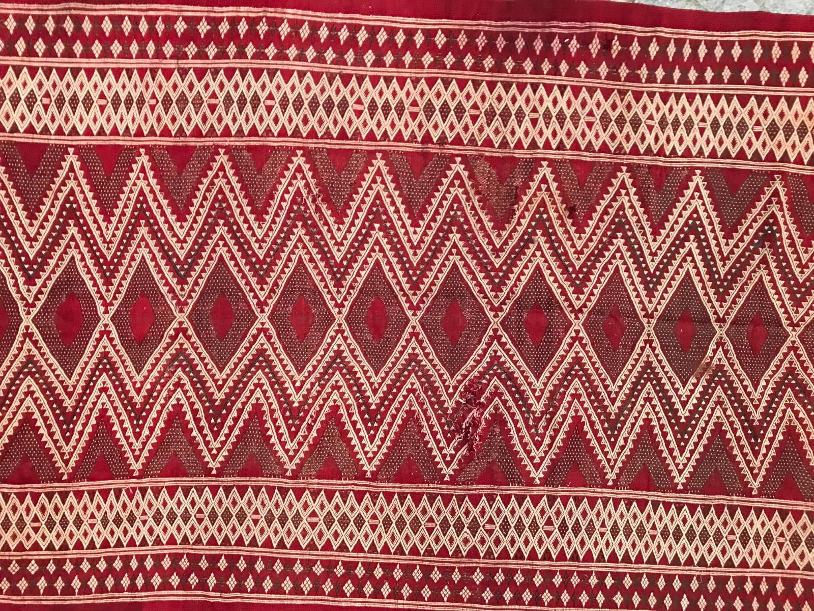 Ancien tapis Kilim marocain avec un beau design géométrique et tribal et une belle couleur de champ rouge, entièrement tissé à la main avec de la laine sur une base de coton. Mesures : 5.24 x 9,12 pieds.