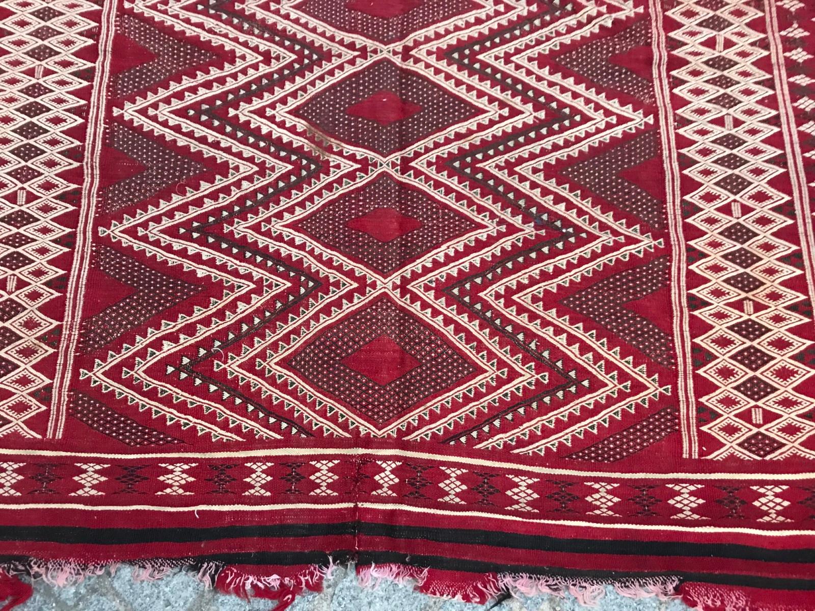 Tissé à la main Tapis Kilim tribal marocain vintage en vente