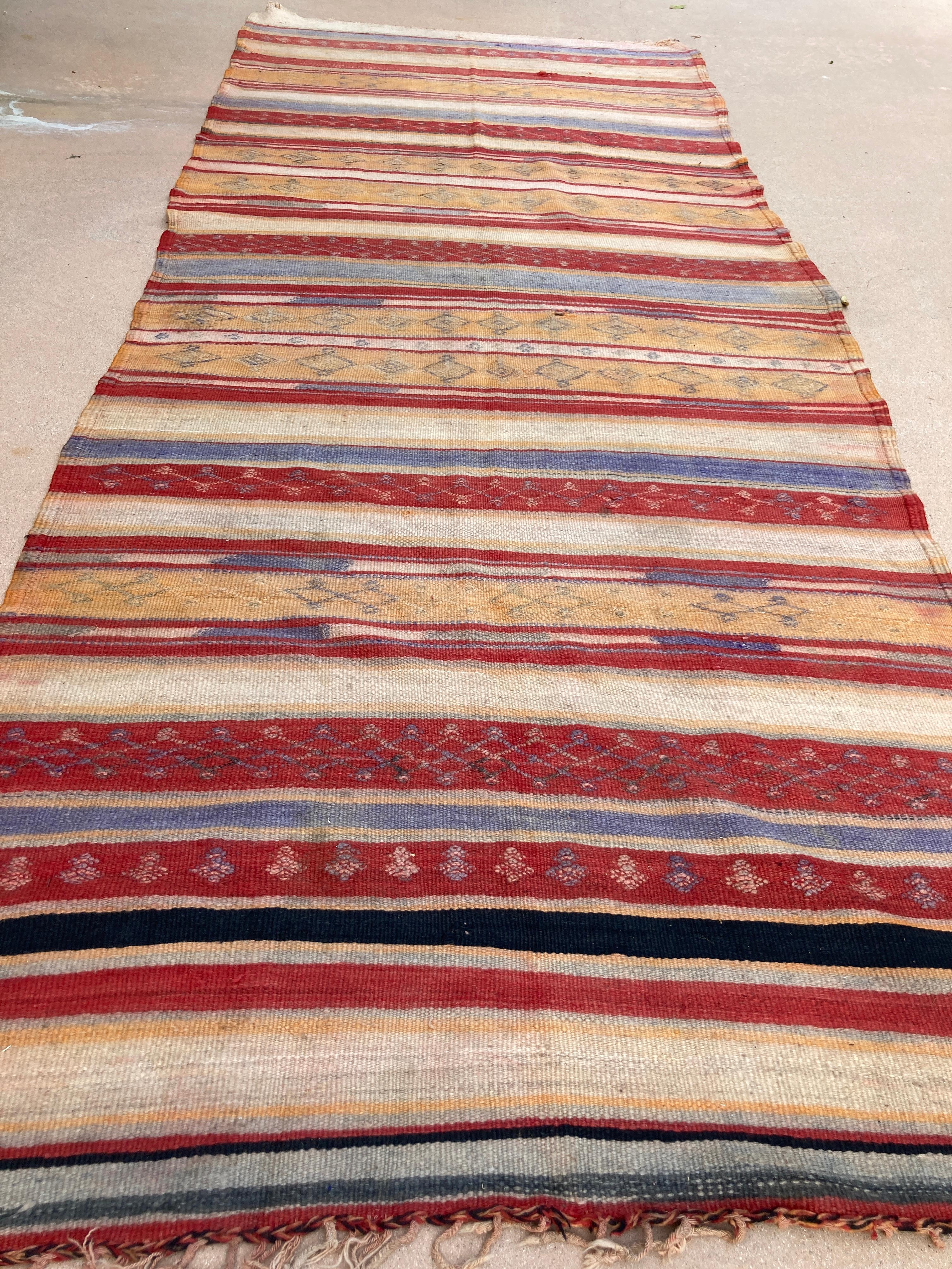 1960s Moroccan Rug Ethnic Flat Hand-woven Kilim  In Fair Condition For Sale In North Hollywood, CA