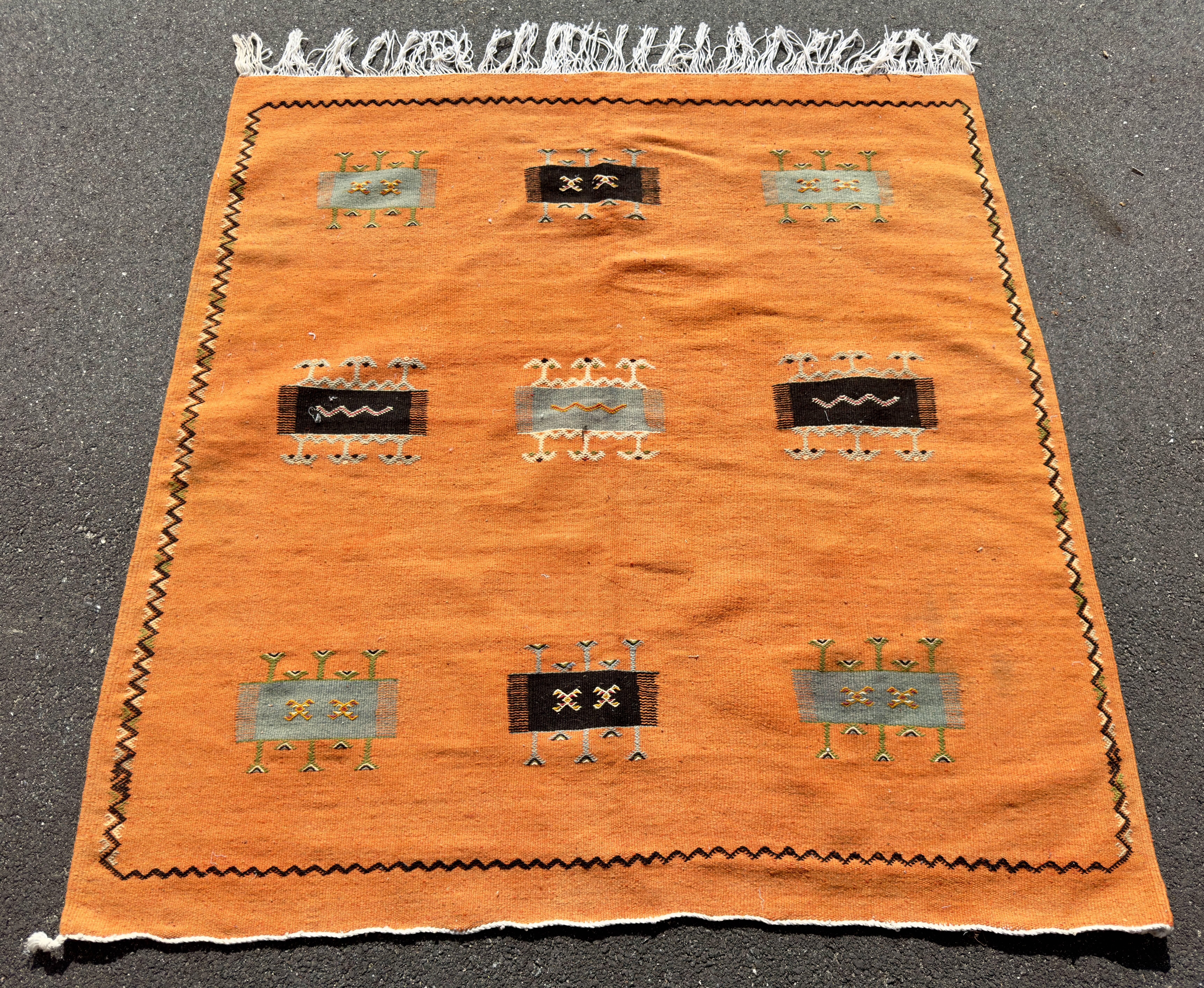 Laissez-vous séduire par la sophistication exquise de notre tapis ou moquette en laine vintage marocaine tribale orange tissée à la main. Cette pièce luxueuse est fabriquée à partir de la meilleure laine de mouton à 100 %, tissée de manière experte