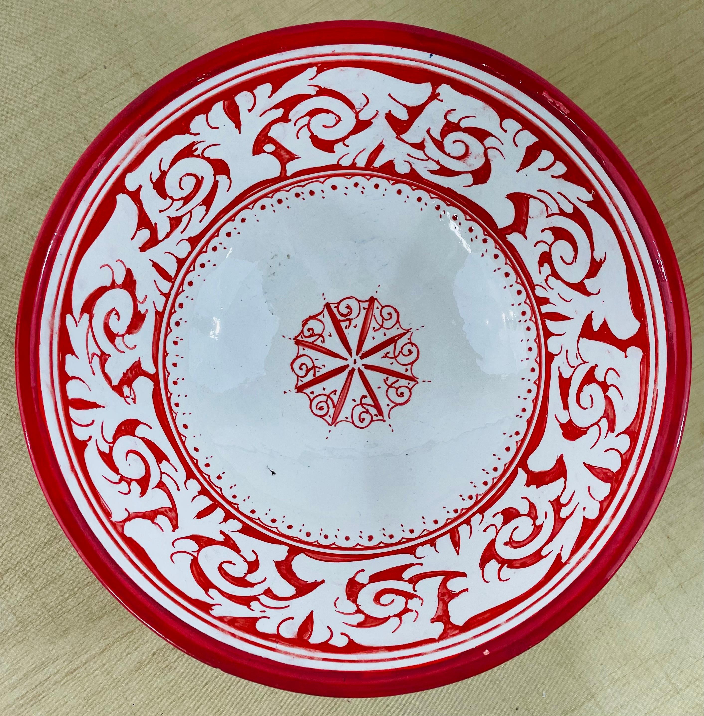 Un ensemble de 2 grands bols en poterie marocaine tribale vintage peints à la main. Un bol est finement peint d'un motif floral rouge sur blanc et le second bol présente des motifs floraux et géométriques complexes avec le brun comme couleur