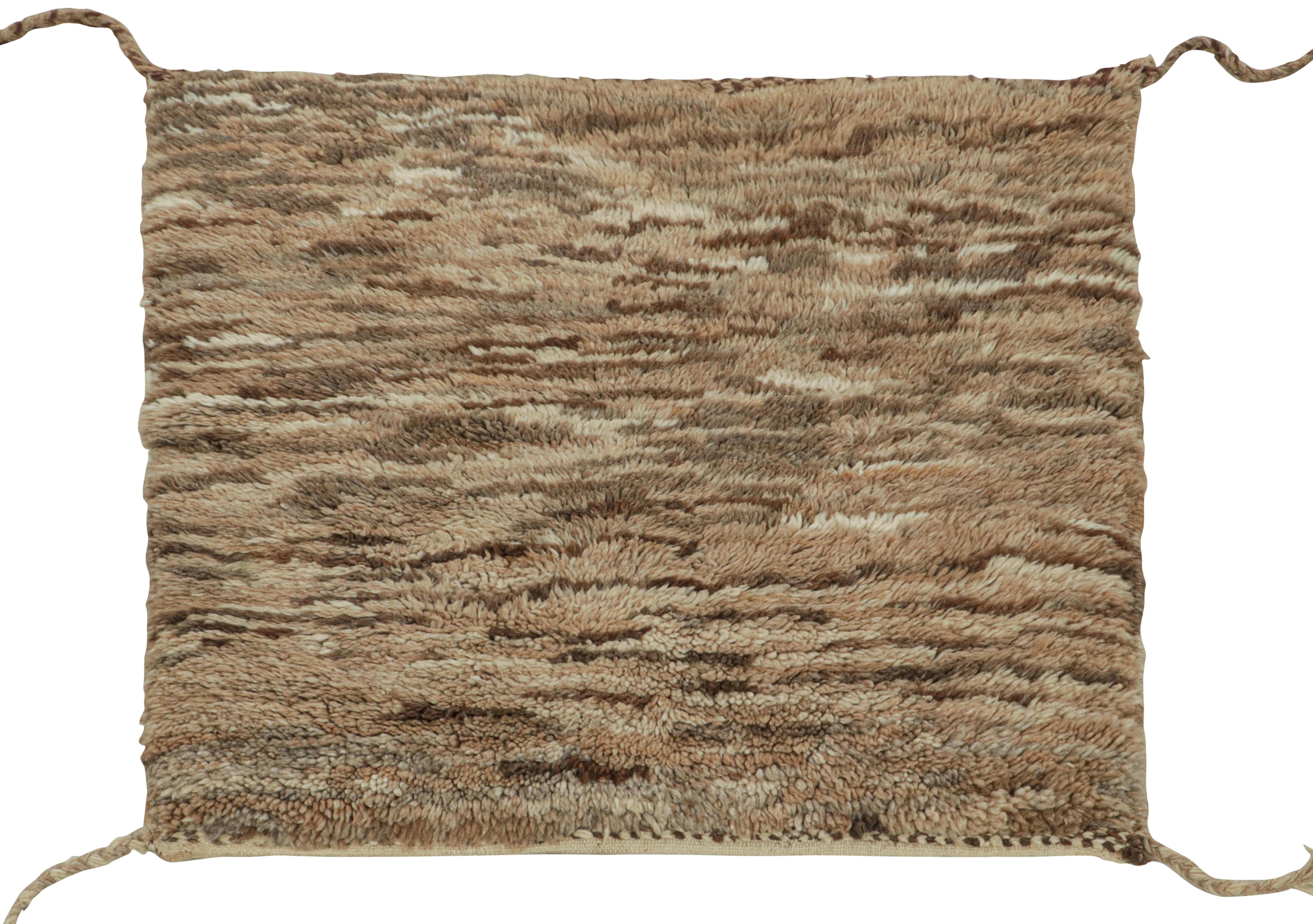 Alfombra tribal marroquí vintage de pelo ondulado beige-marrón by Rug & Kilim Tribal en venta