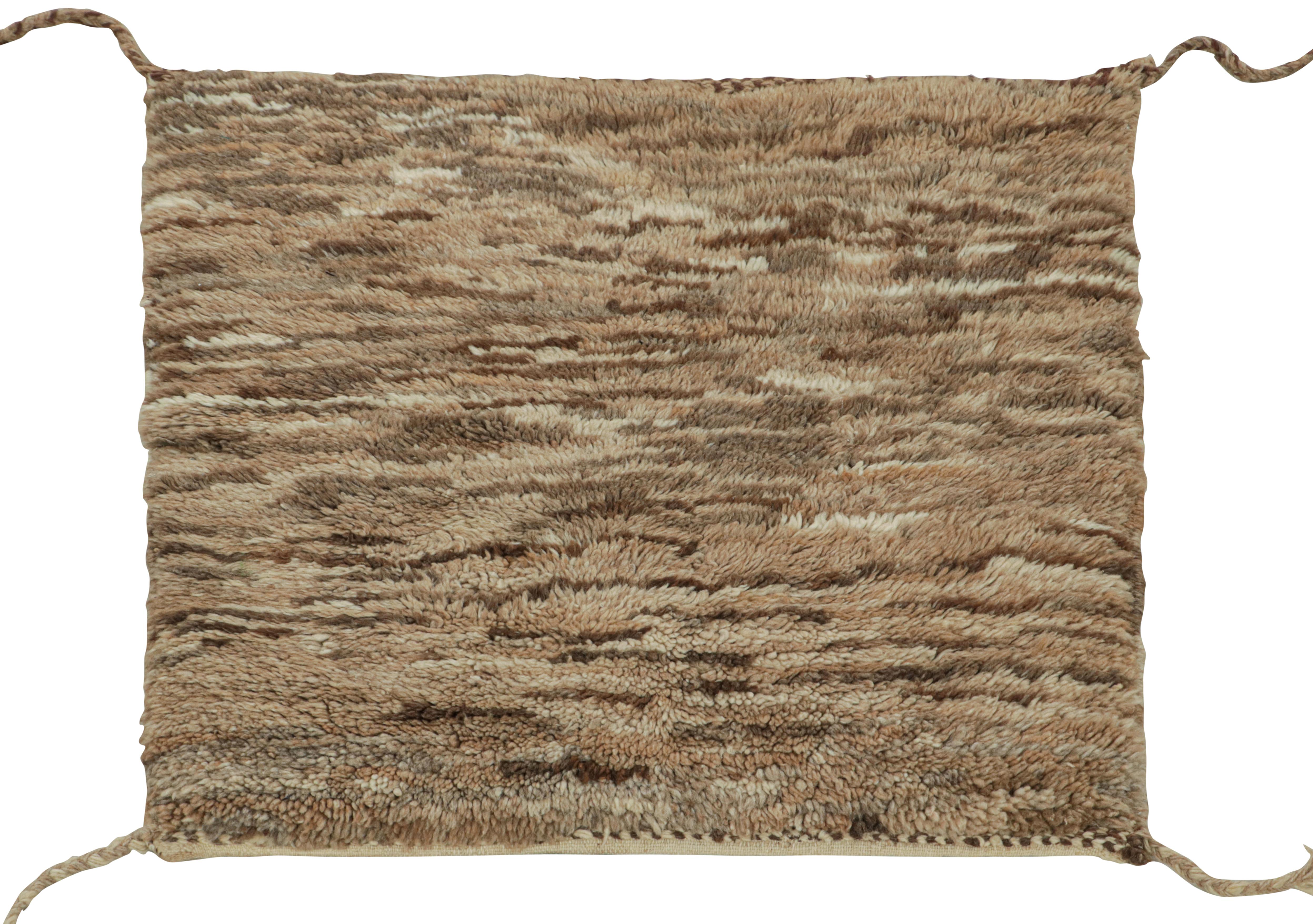 Tribal Tapis tribal marocain vintage en velours beige-brun Rug & Kilim en vente