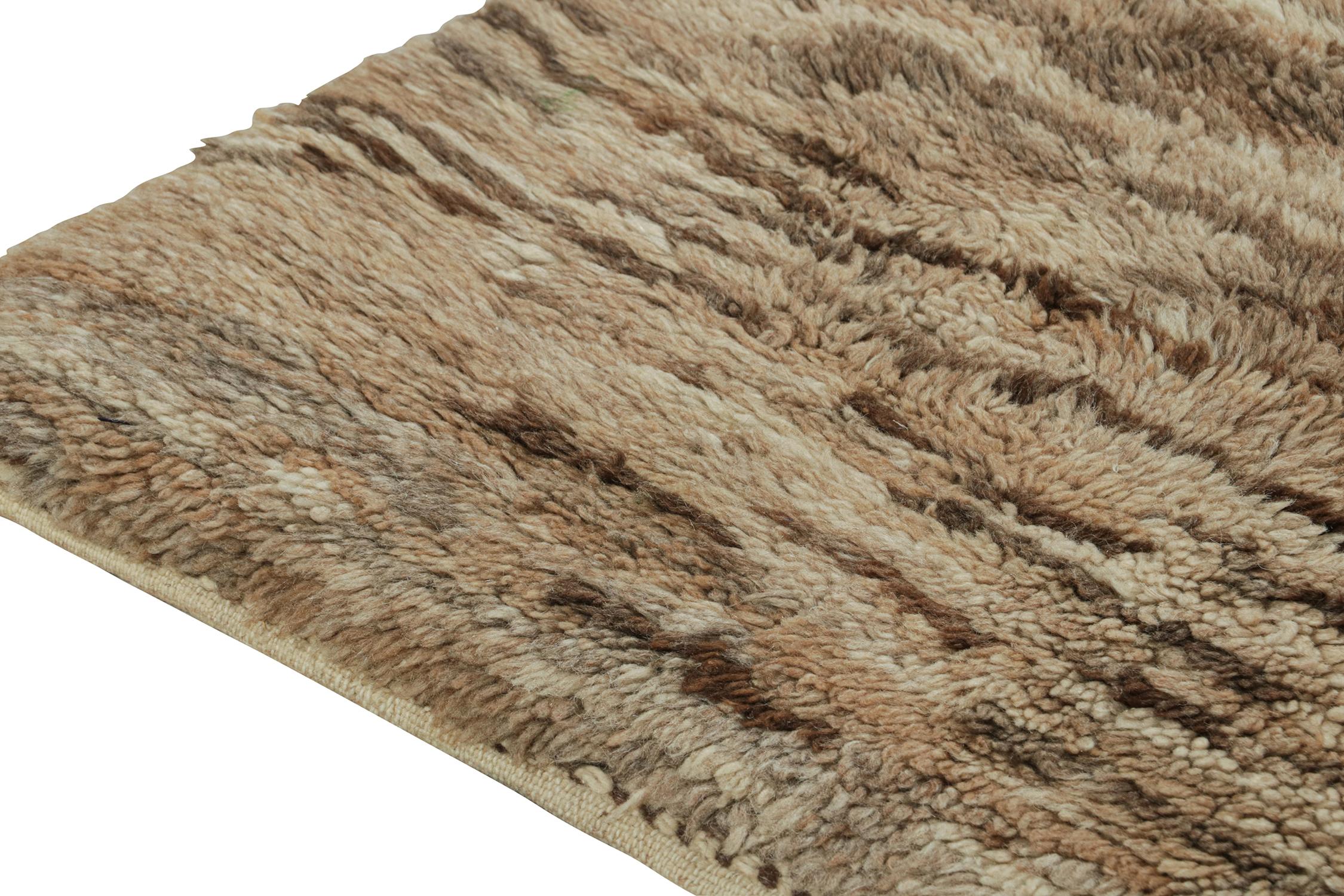 Alfombra tribal marroquí vintage de pelo ondulado beige-marrón by Rug & Kilim Anudado a mano en venta