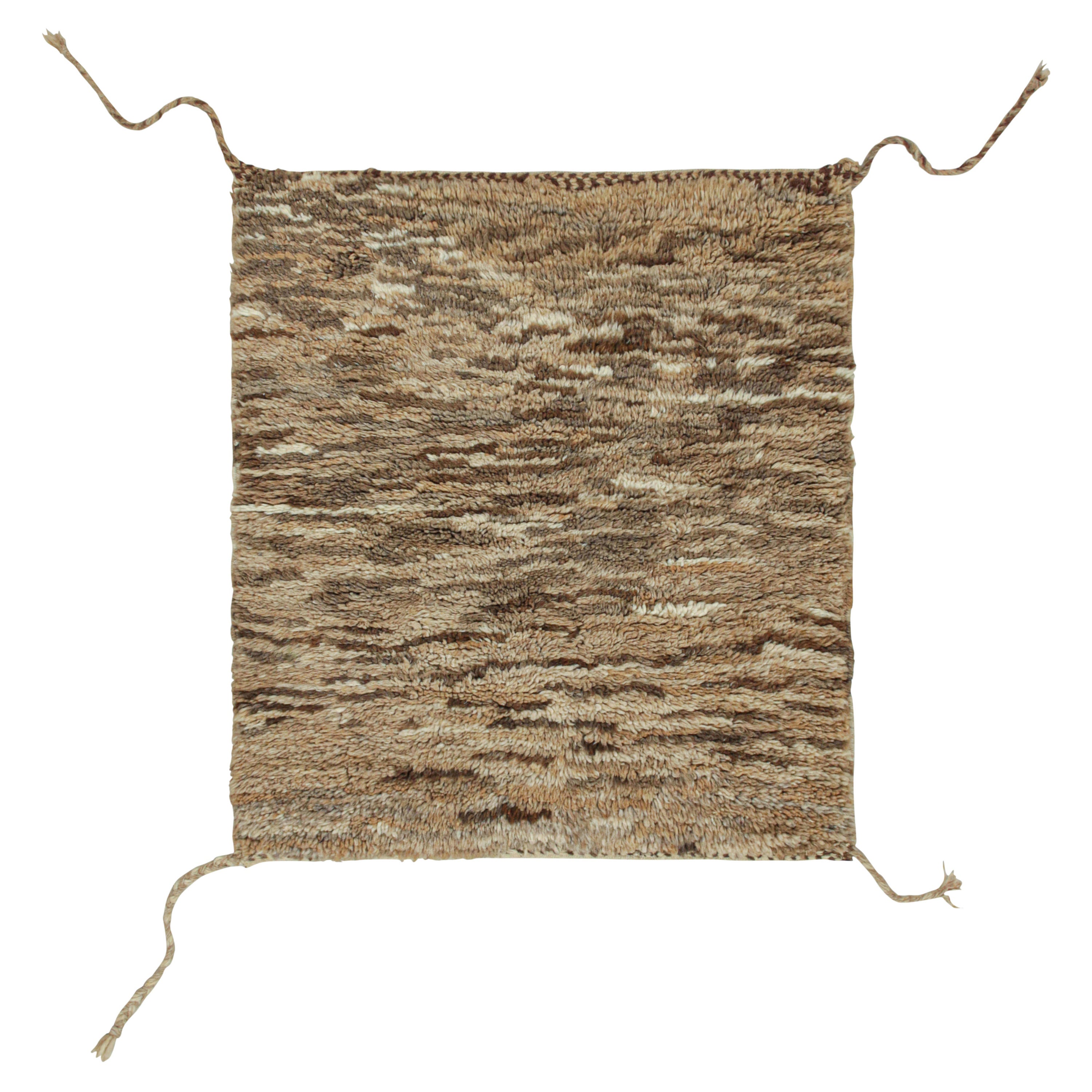 Tappeto tribale marocchino vintage in vello shag beige-marrone di Rug & Kilim in vendita