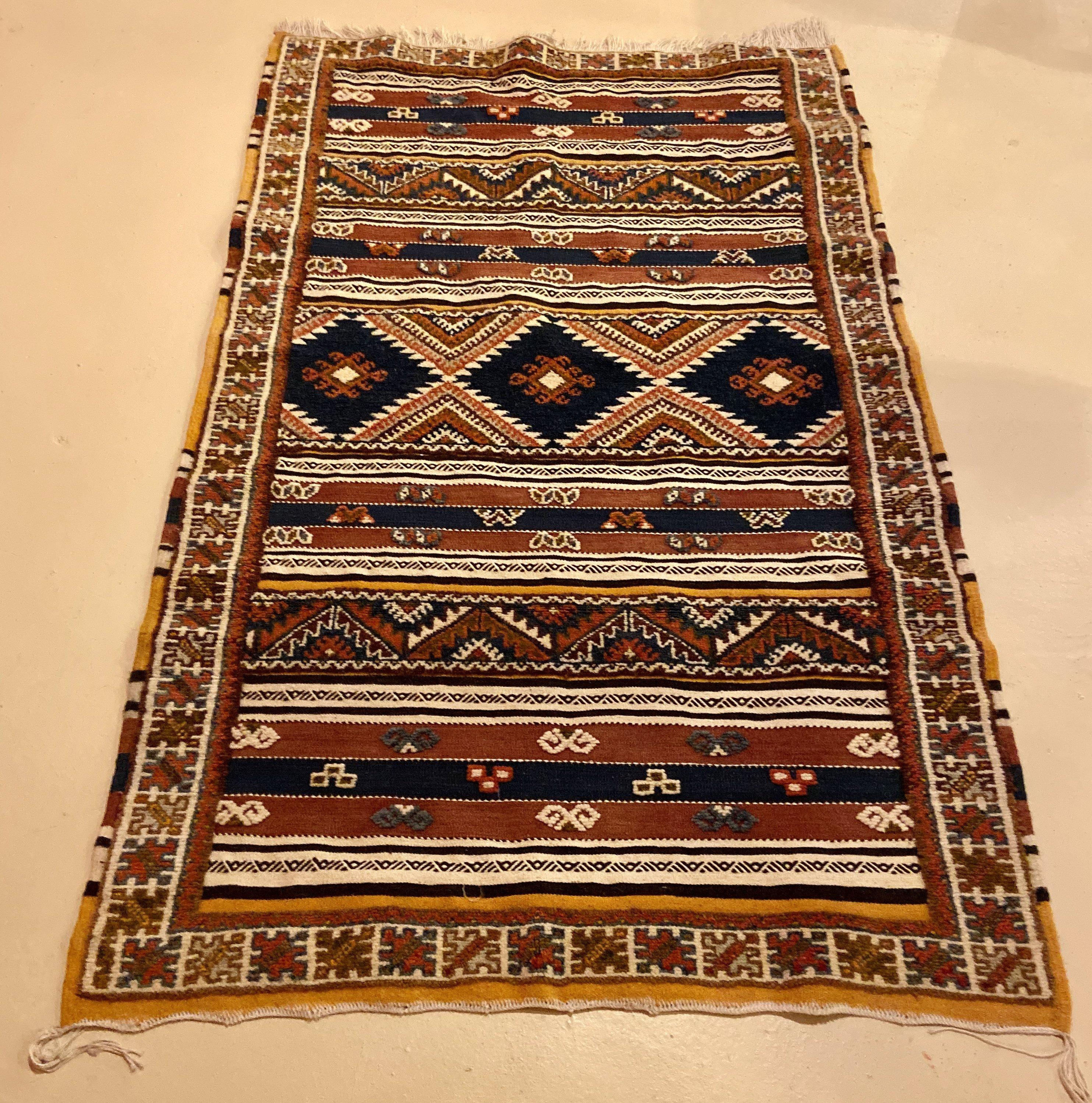 Marokkanischer Stammeskunst-Teppich oder Teppich aus Wolle mit geometrischem Design (Handgewebt) im Angebot