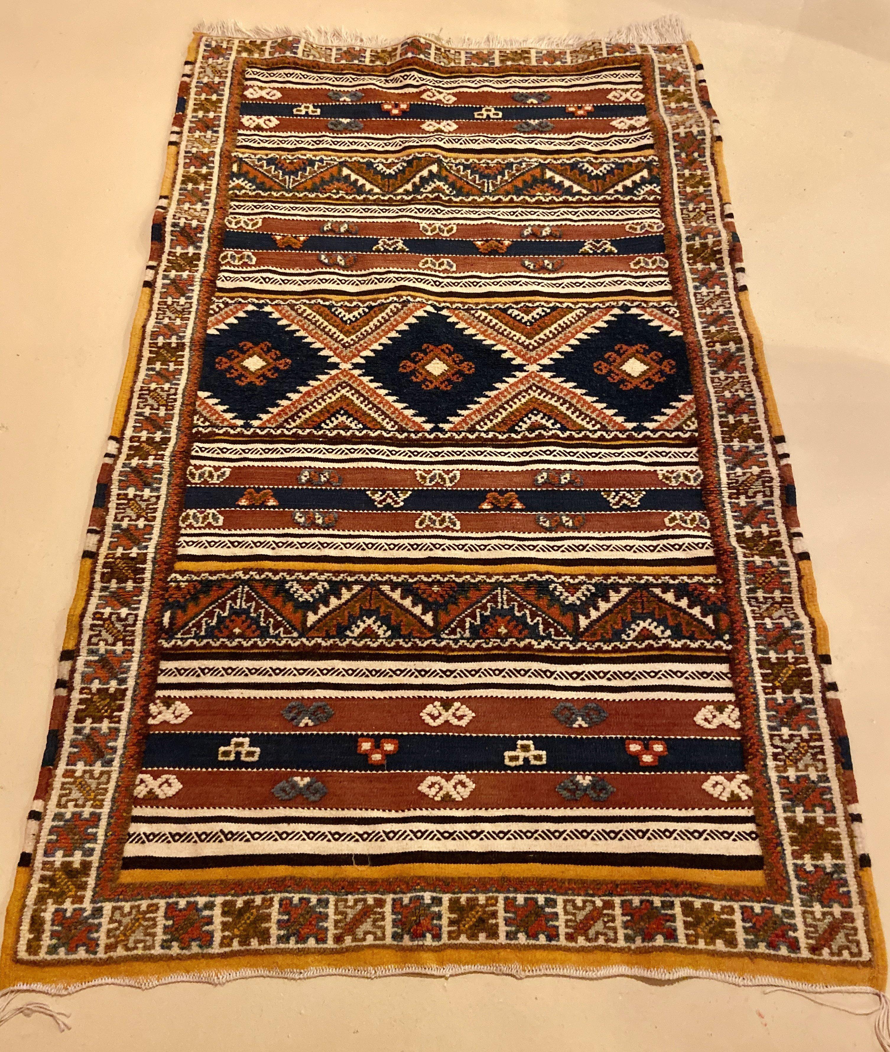 Marocain Tapis ou tapis marocain vintage en laine tribale au design géométrique en vente