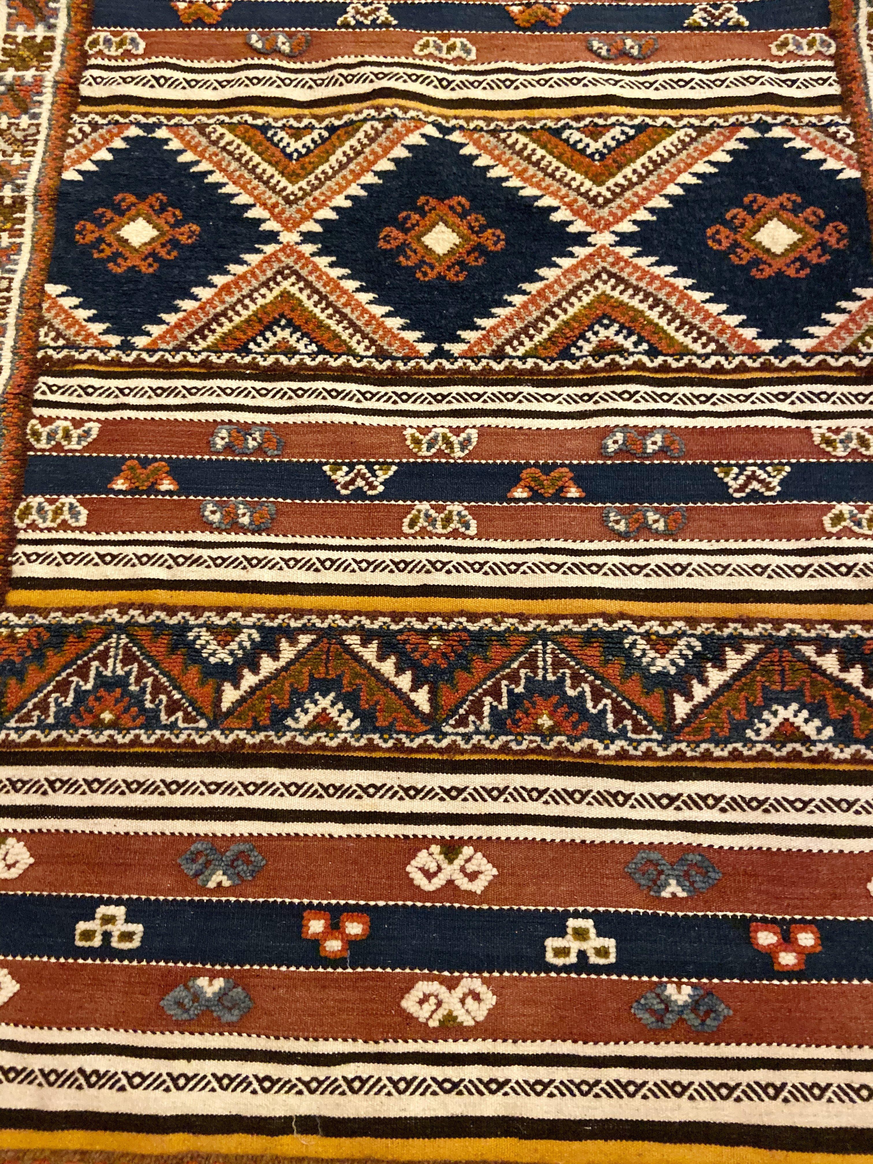 Tissé à la main Tapis ou tapis marocain vintage en laine tribale au design géométrique en vente
