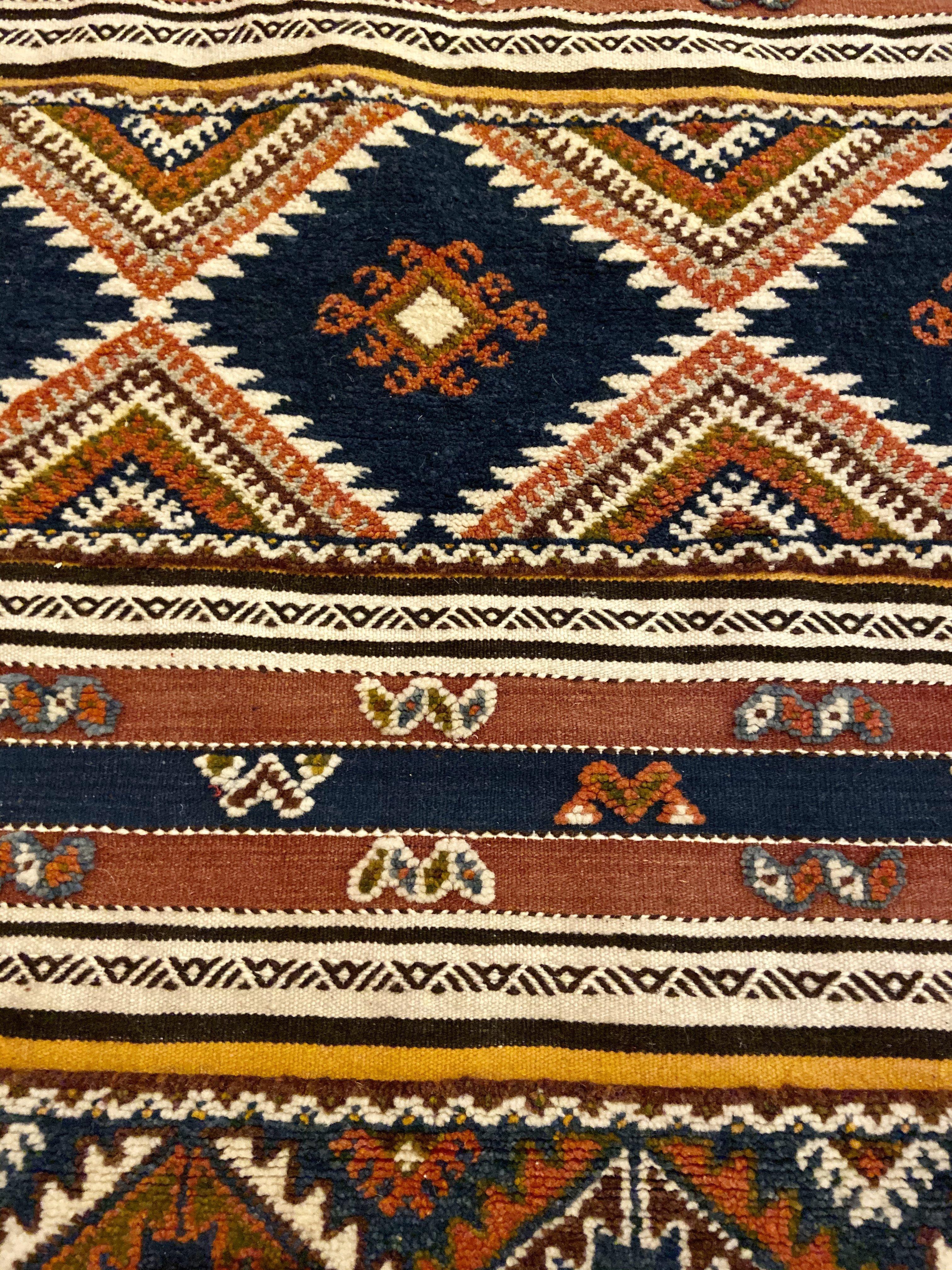 Marokkanischer Stammeskunst-Teppich oder Teppich aus Wolle mit geometrischem Design im Angebot 1