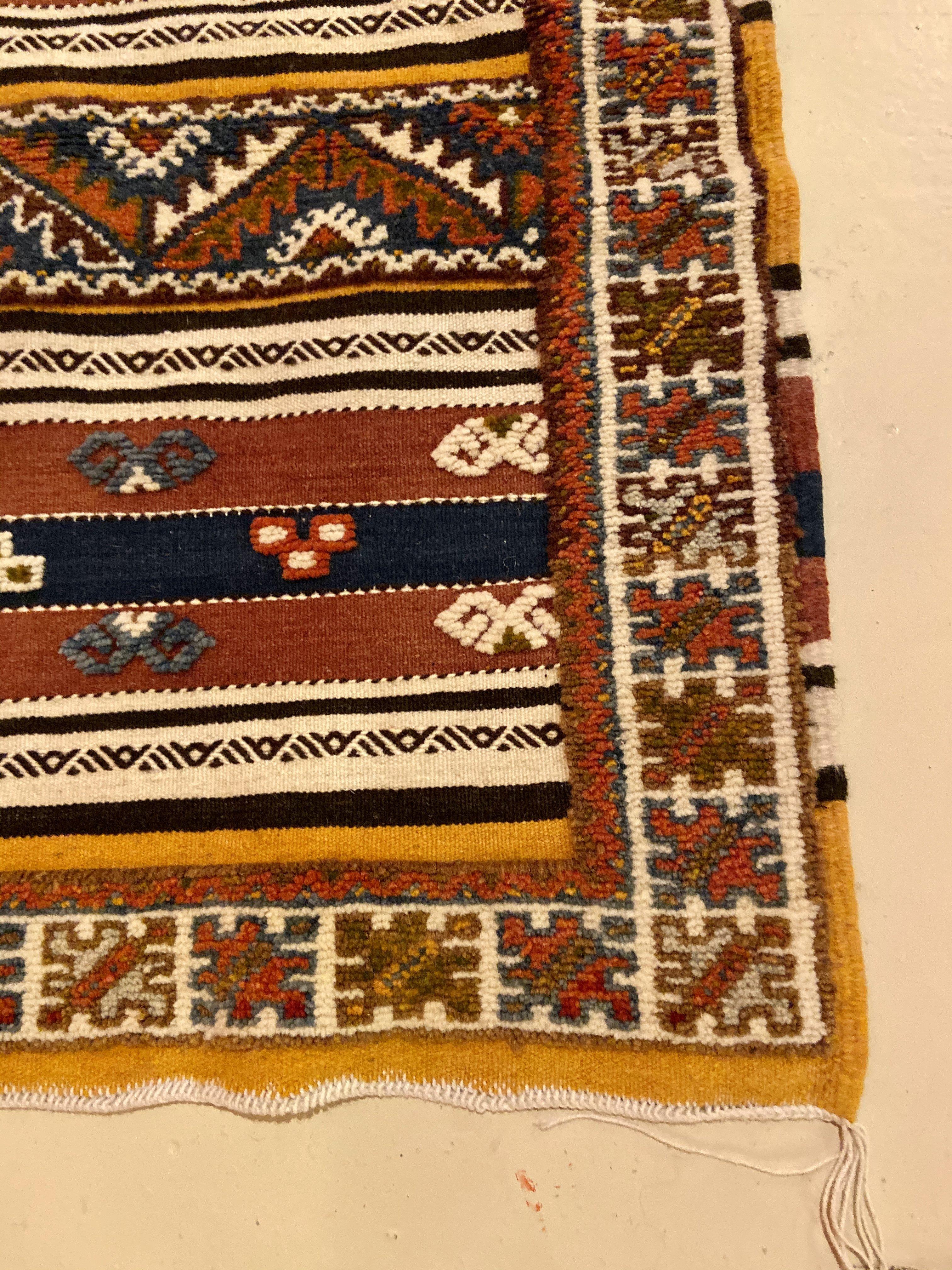 XXIe siècle et contemporain Tapis ou tapis marocain vintage en laine tribale au design géométrique en vente