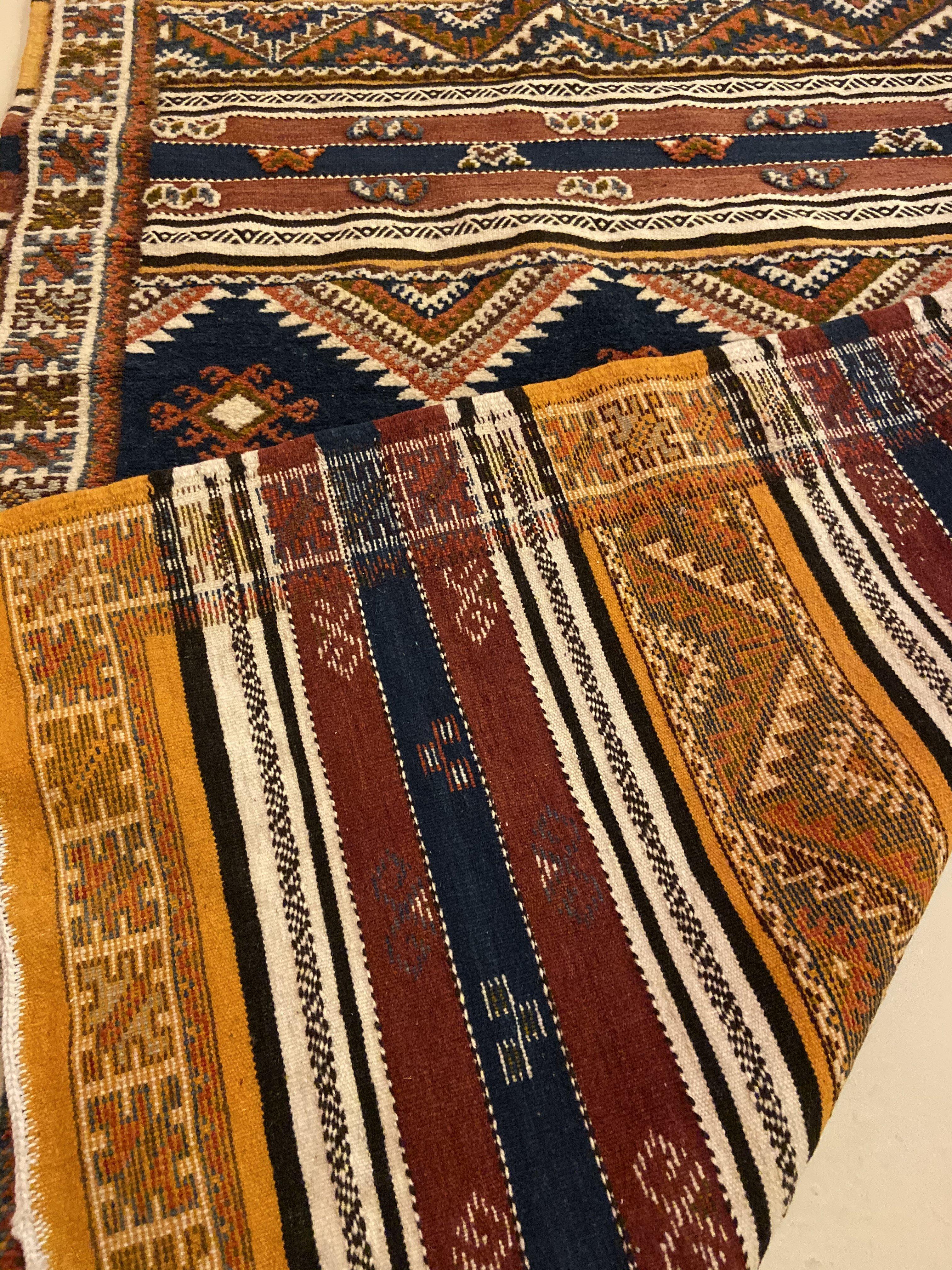 Laine Tapis ou tapis marocain vintage en laine tribale au design géométrique en vente