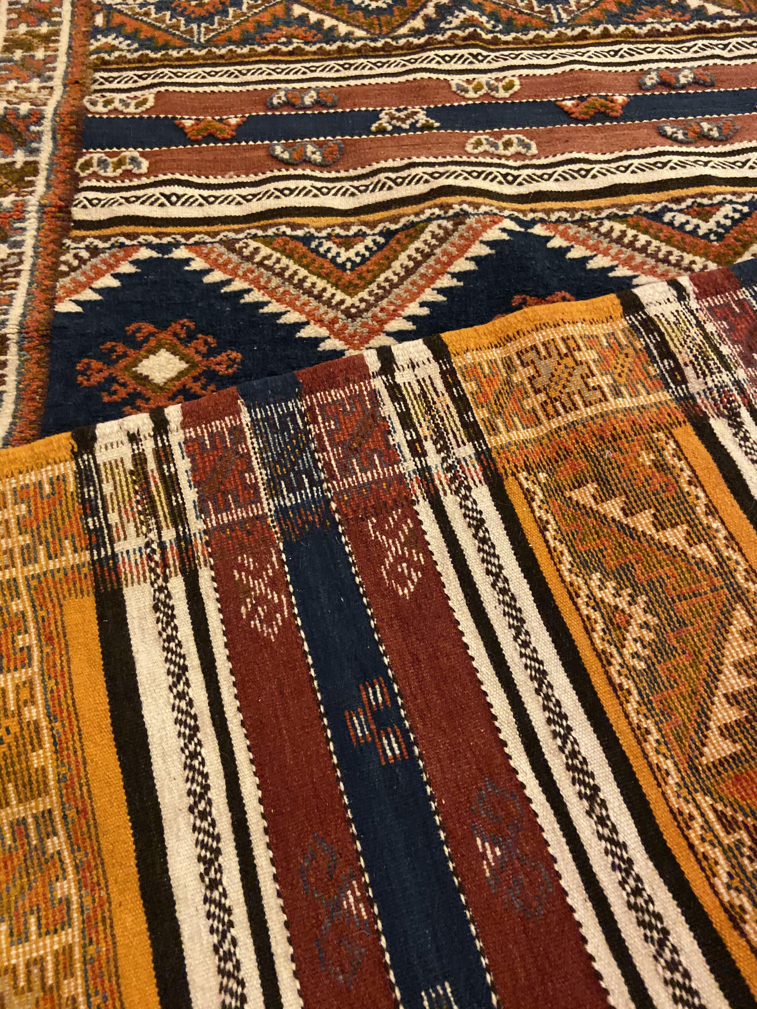 Tapis ou tapis marocain vintage en laine tribale au design géométrique en vente 1