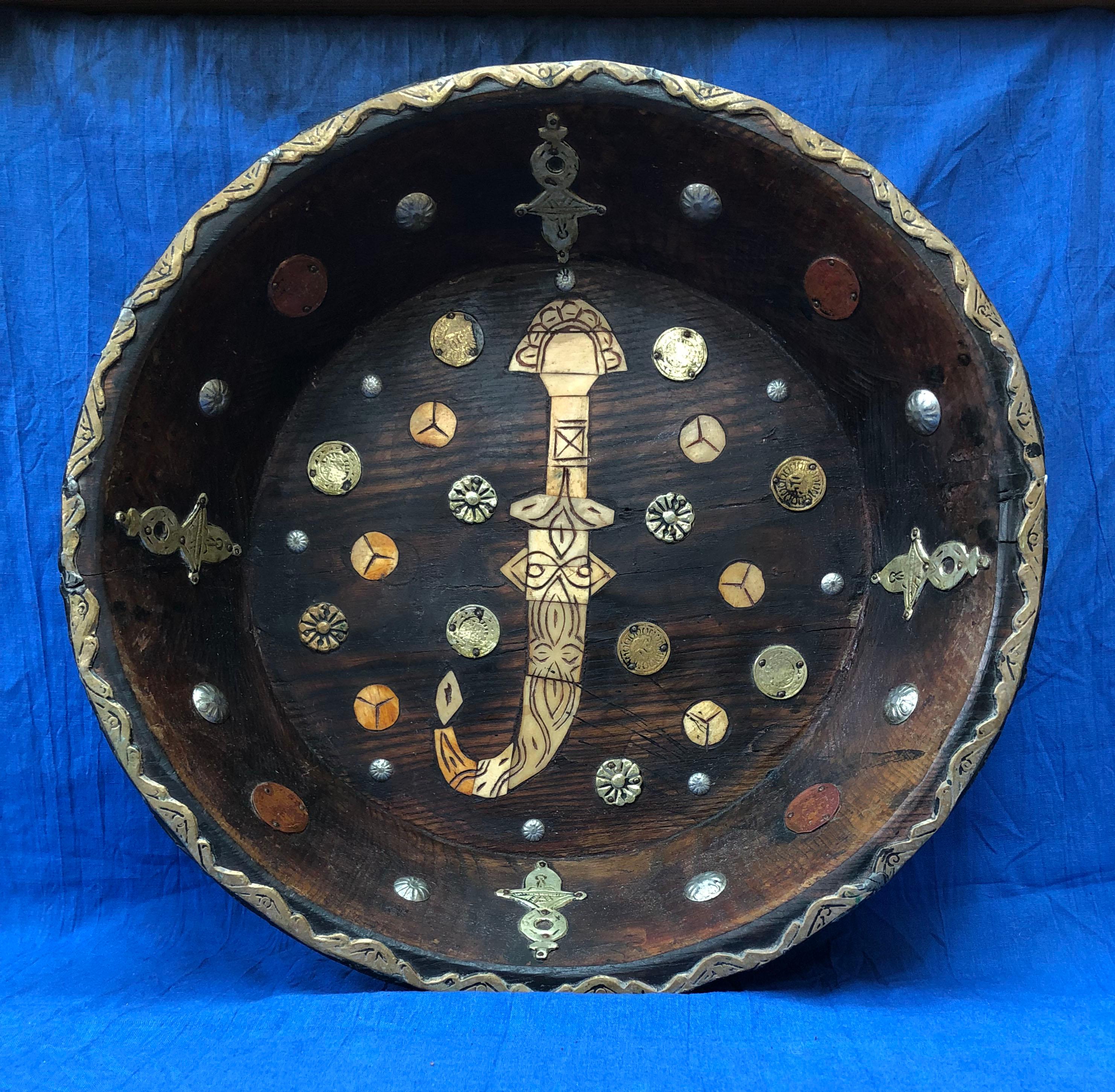 Early 20th Century Moroccan Serving Bowl - Ebony, Inlaid Bone, Silver Coins (Stammeskunst) im Angebot