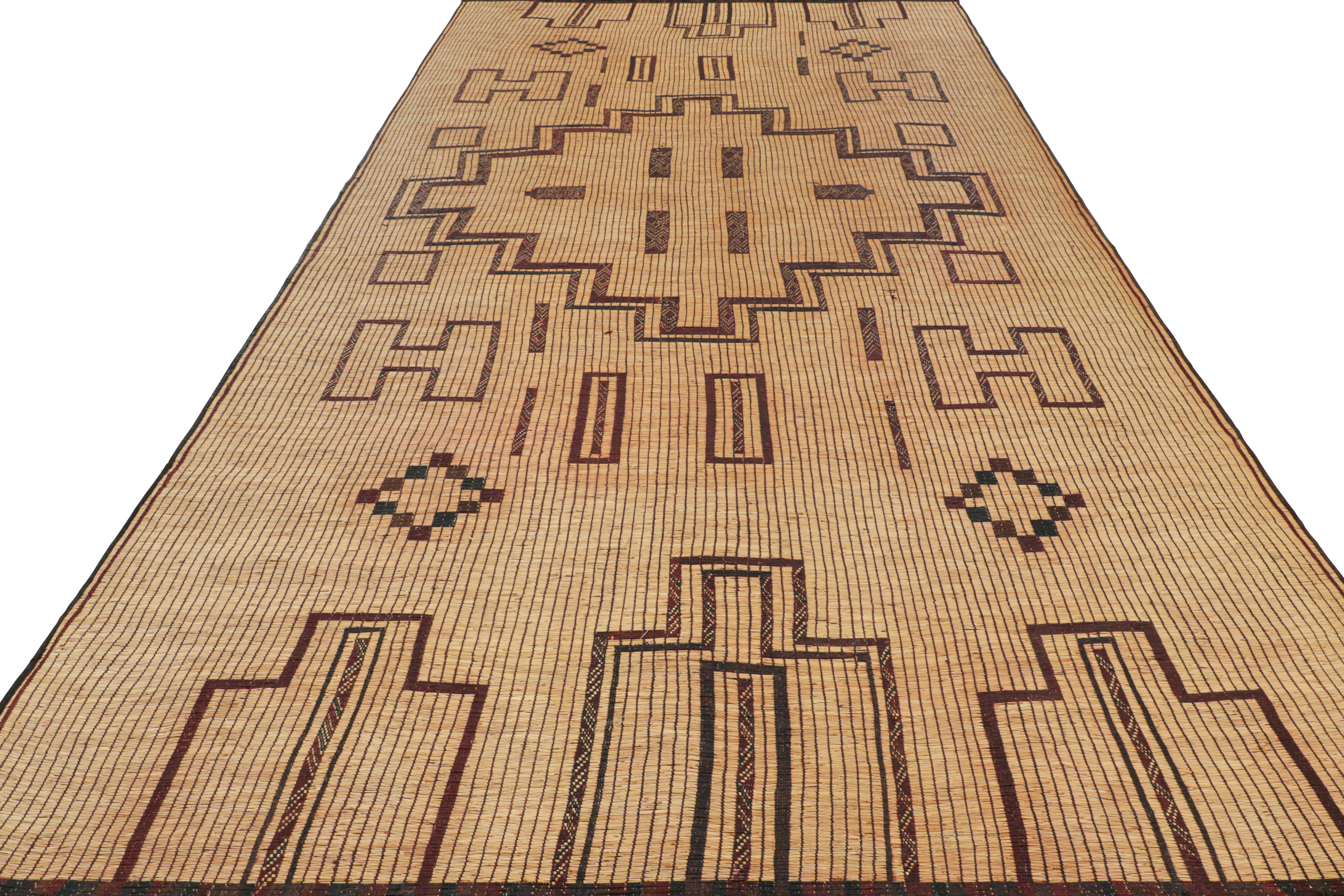 Marokkanische Tuareg-Matte in Beige, mit geometrischem Medaillon, von Rug & Kilim im Zustand „Gut“ im Angebot in Long Island City, NY
