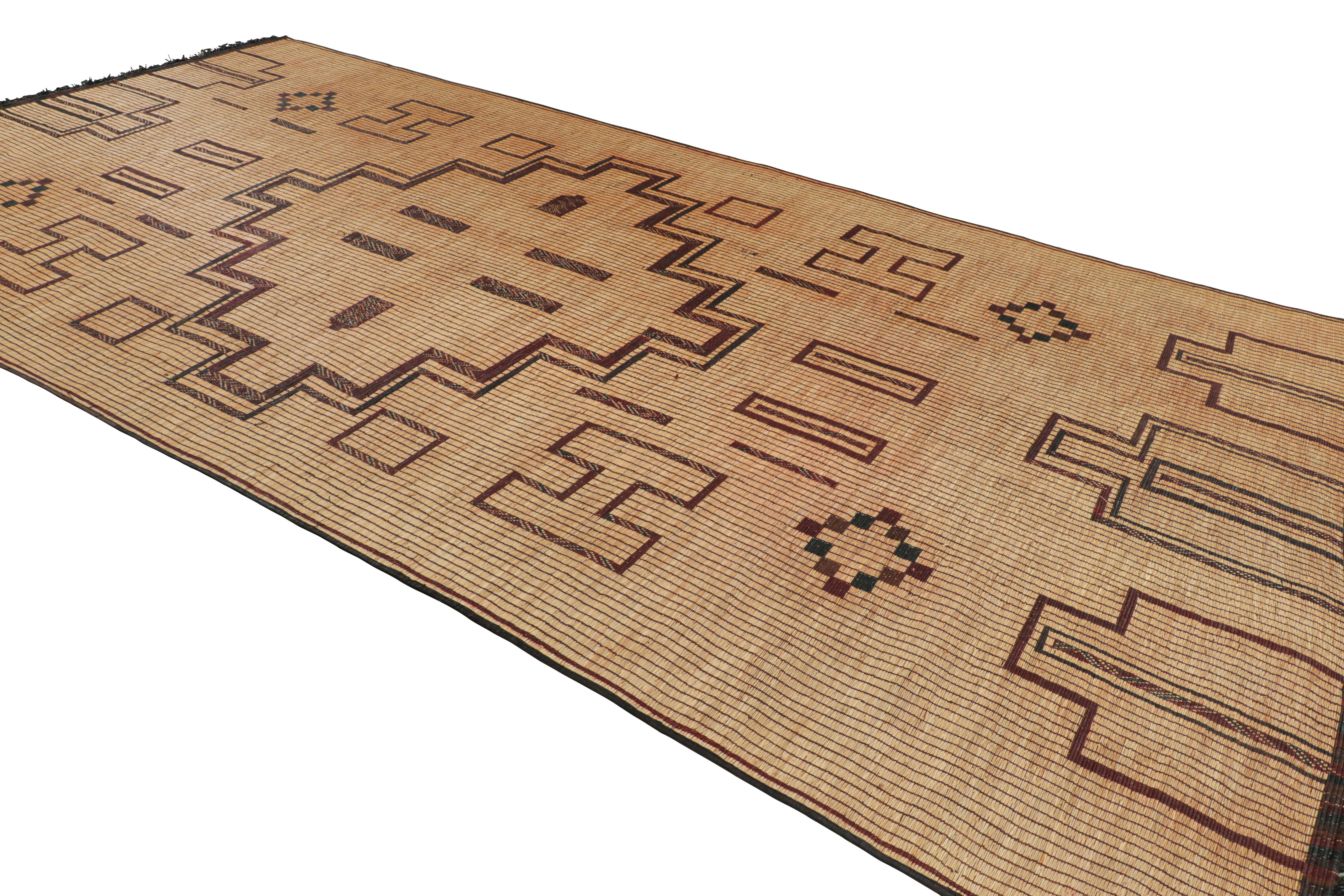 Marokkanische Tuareg-Matte in Beige, mit geometrischem Medaillon, von Rug & Kilim (Mitte des 20. Jahrhunderts) im Angebot