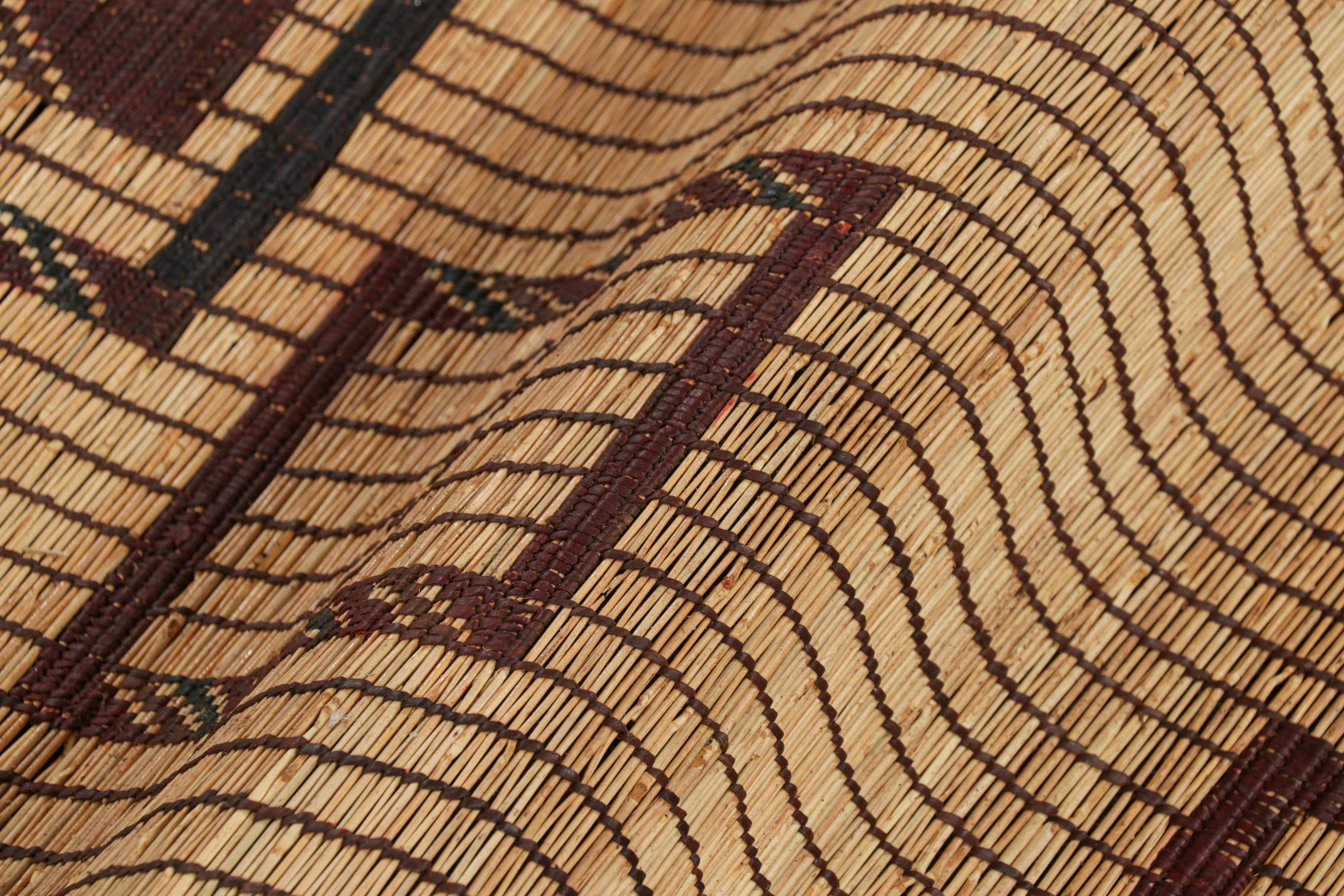 Marokkanische Tuareg-Matte in Beige, mit geometrischem Medaillon, von Rug & Kilim (Leder) im Angebot