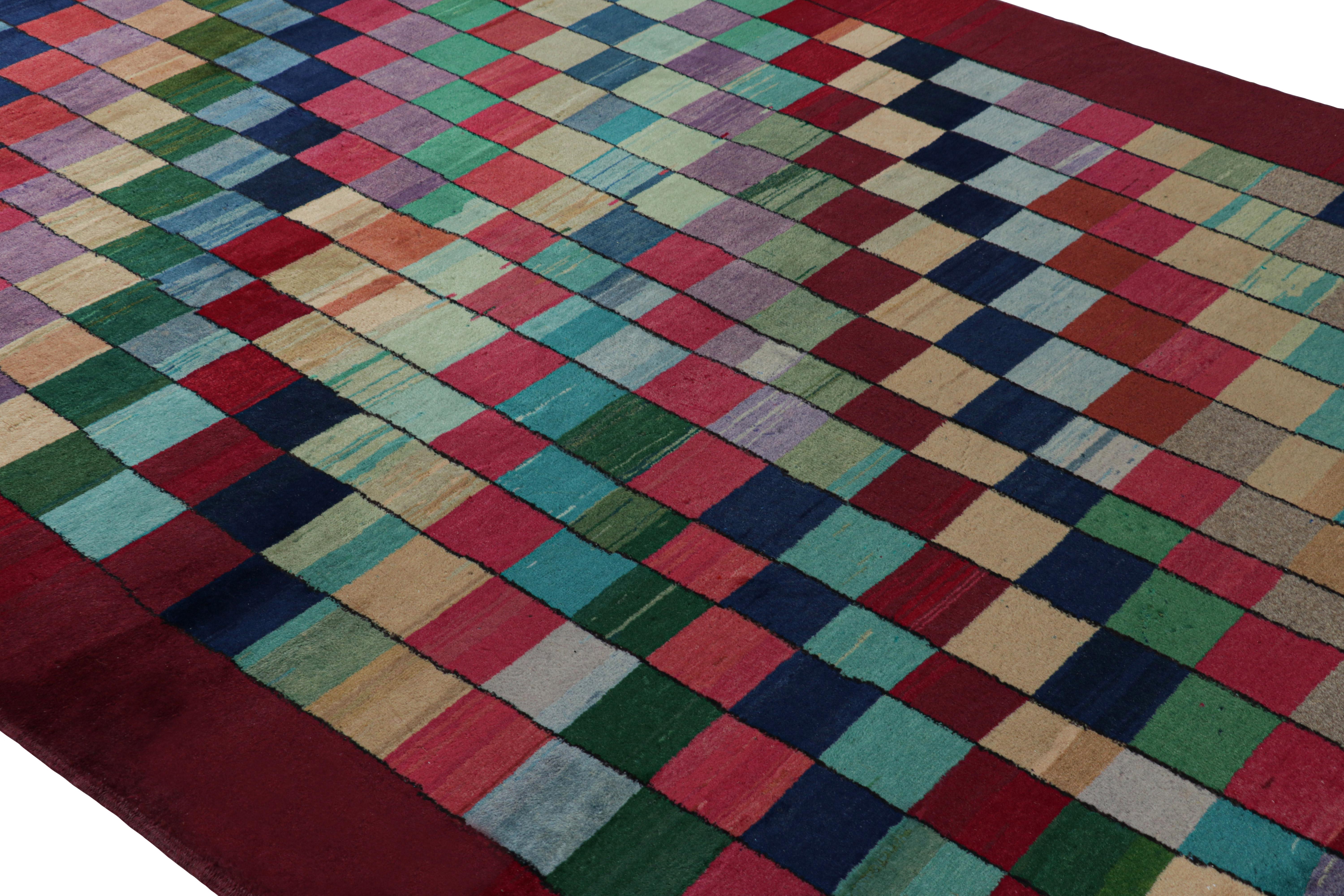Dieser handgeknüpfte Wollteppich aus der Türkei (ca. 1960-1970) im Format 7x13 von Zeki Müren ist eine einzigartige Ergänzung der Rug & Kilim Collection'S. Er zeichnet sich durch eine breite Palette an Farben und geometrischen Mustern auf dem Feld