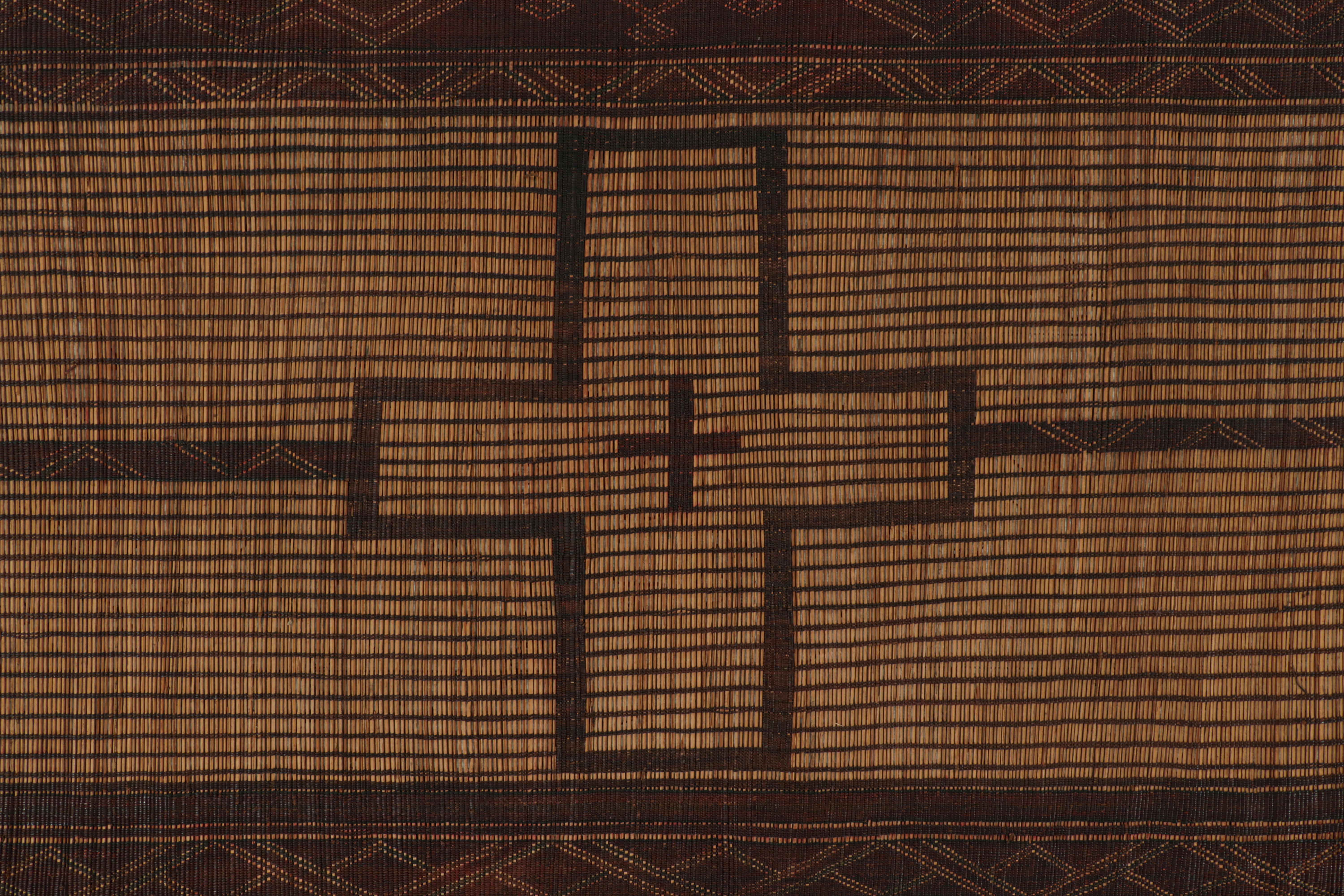 Marokkanische Tuareg-Matte in Beige, mit geometrischen Mustern, von Rug & Kilim (Handgewebt) im Angebot