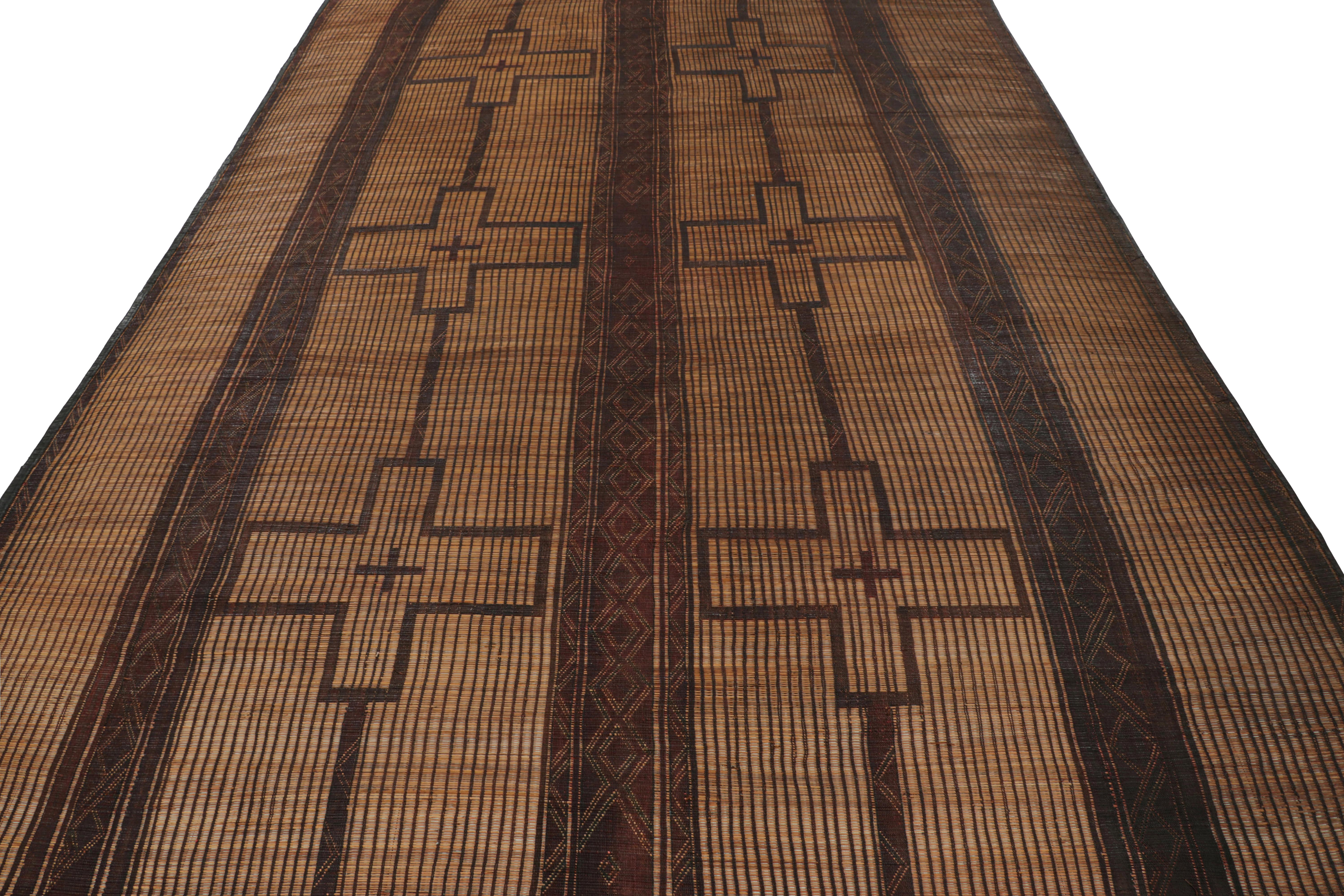 Marokkanische Tuareg-Matte in Beige, mit geometrischen Mustern, von Rug & Kilim (Mitte des 20. Jahrhunderts) im Angebot